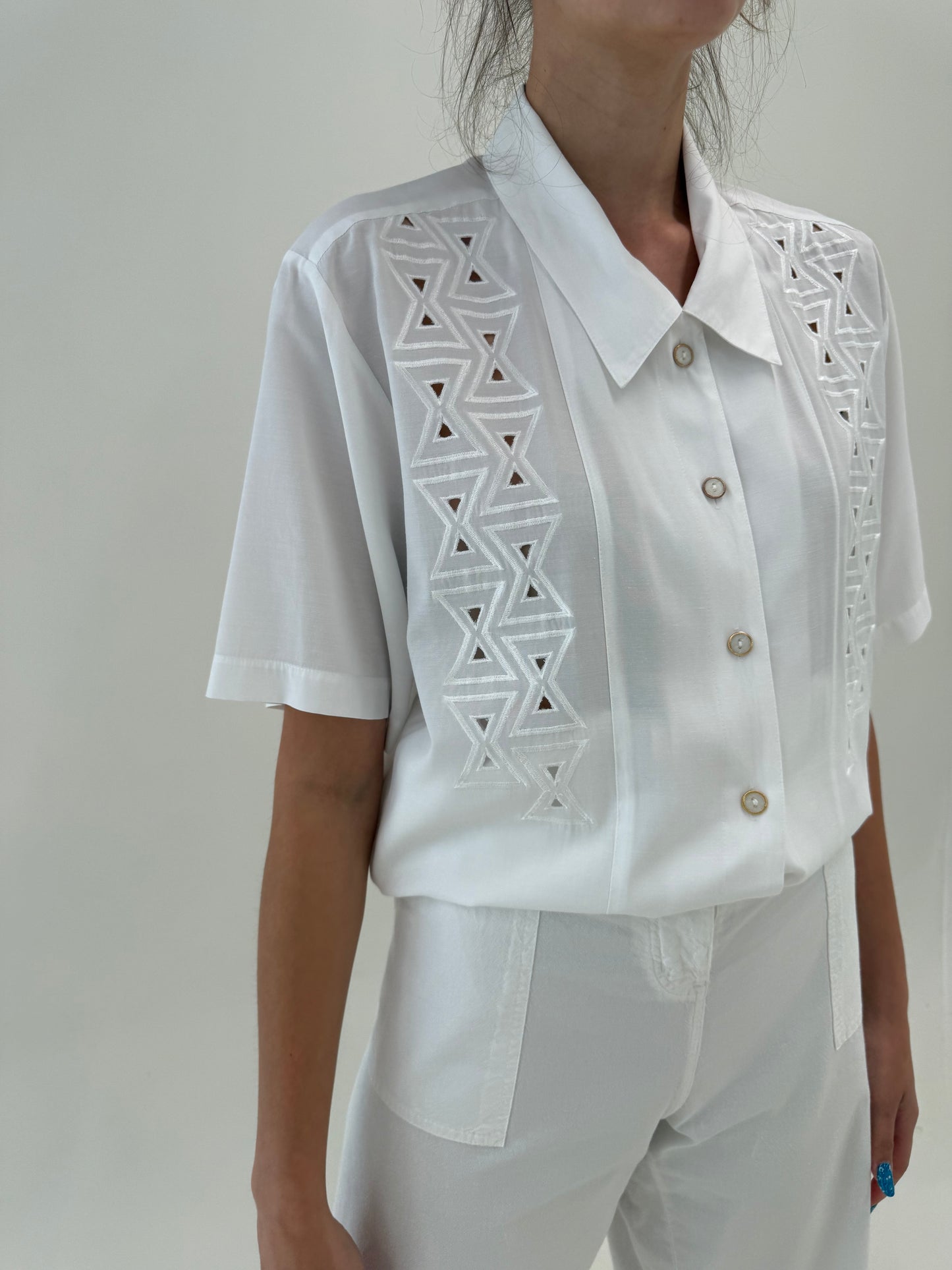 Cămașa vintage super vaporoasă cu broderie geometrică și revere chic
