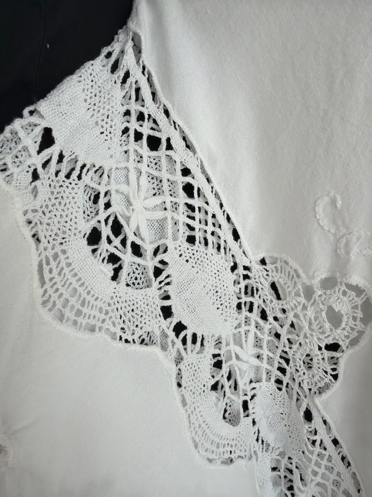 Kaftan excepțional din pânză de bumbac lucrat manual cu macrame și broderie
