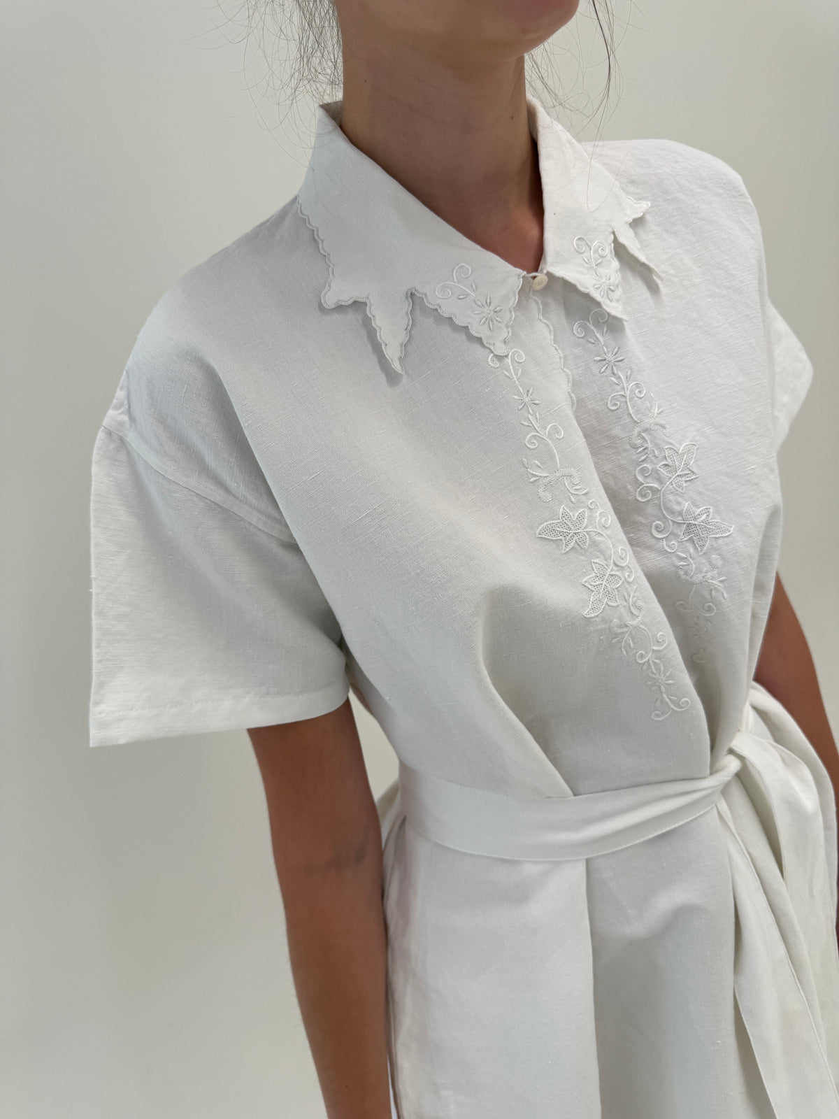 Rochie maxi bijuterie din pânză excepțională de in cu broderie manuală delicată