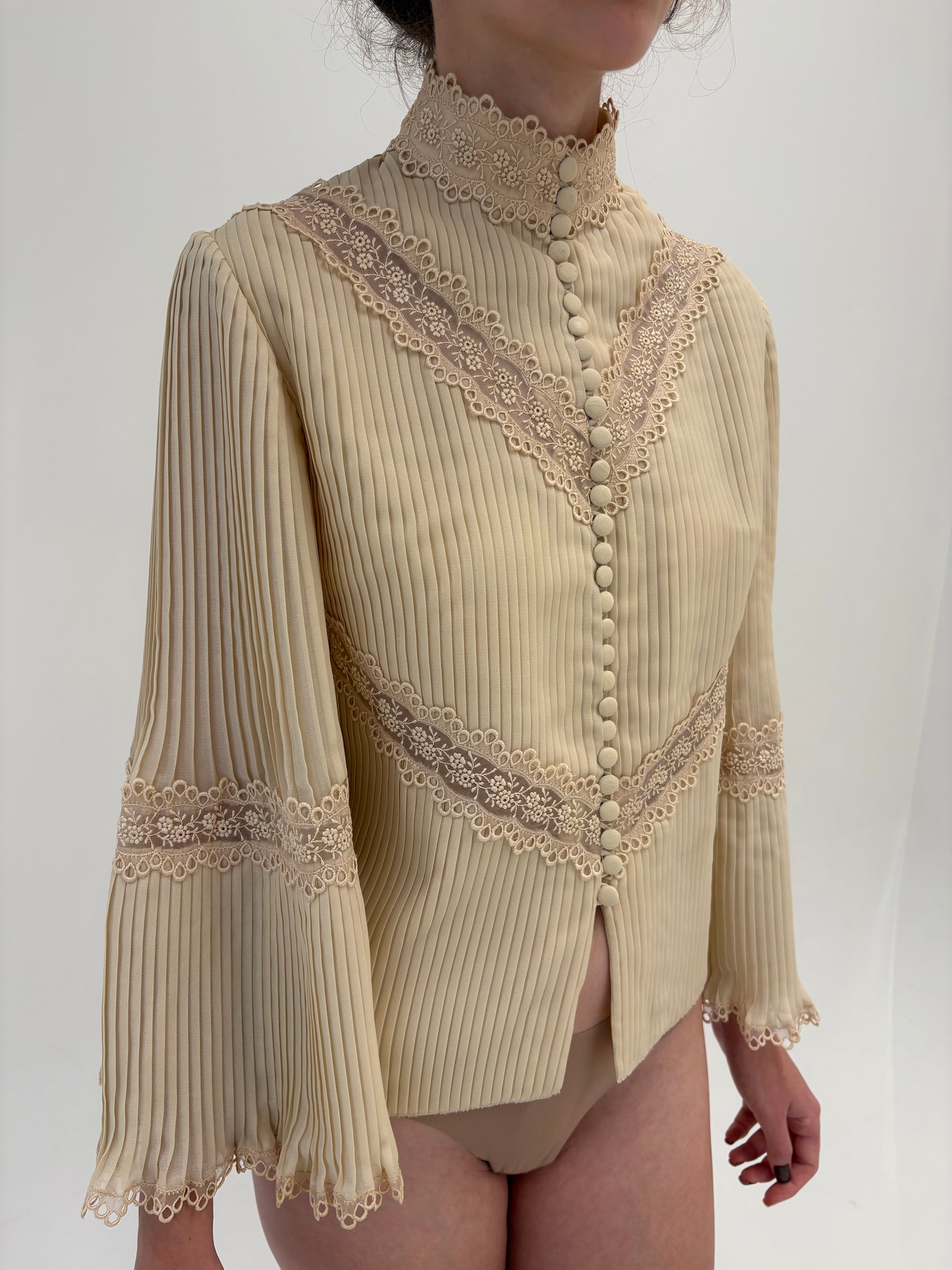 Cămașa old vintage anii 70 cu pliseuri și dantelă macrame