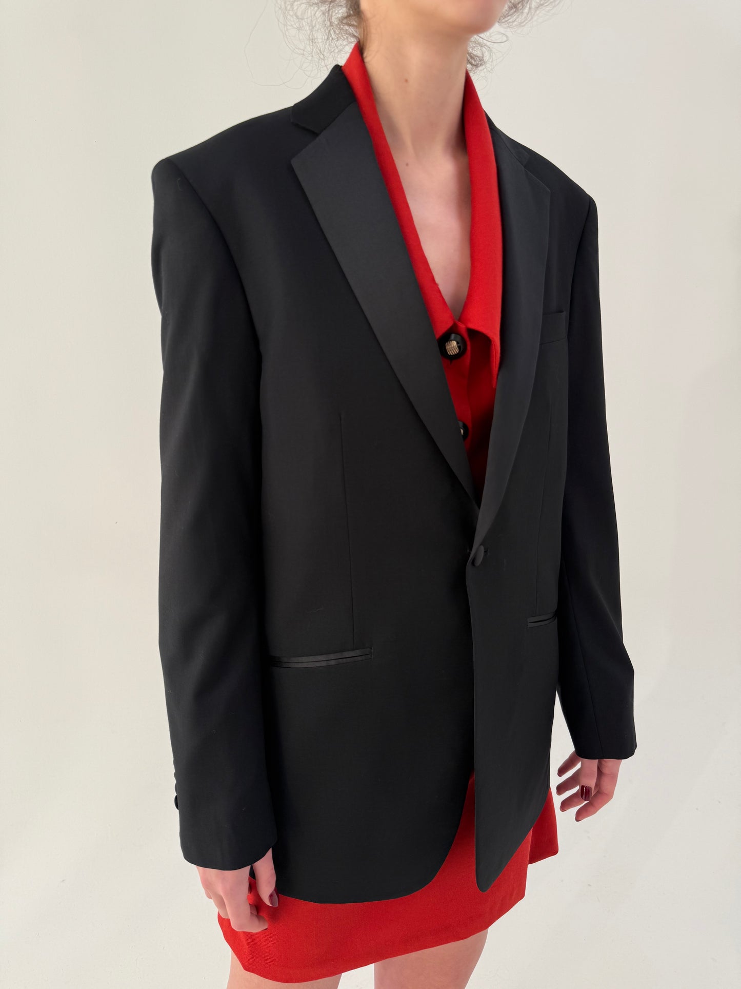 Smoking negru cu revere satinate din lana extrafina ușor lucioasă