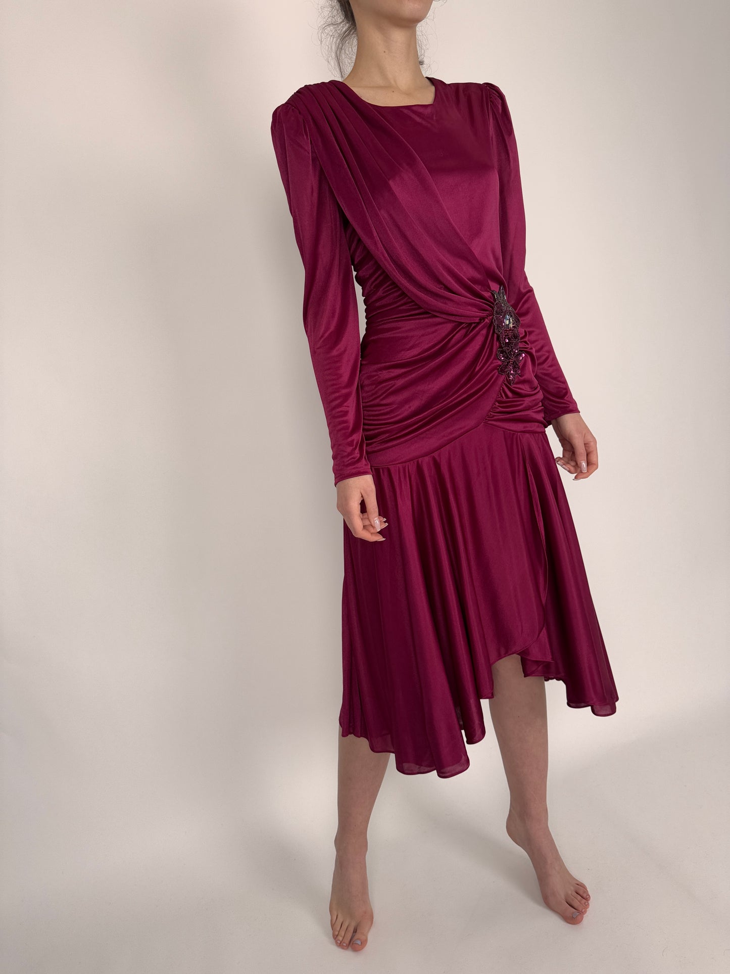 Rochie vintage magenta cu fronseuri și aplicație bijuterie