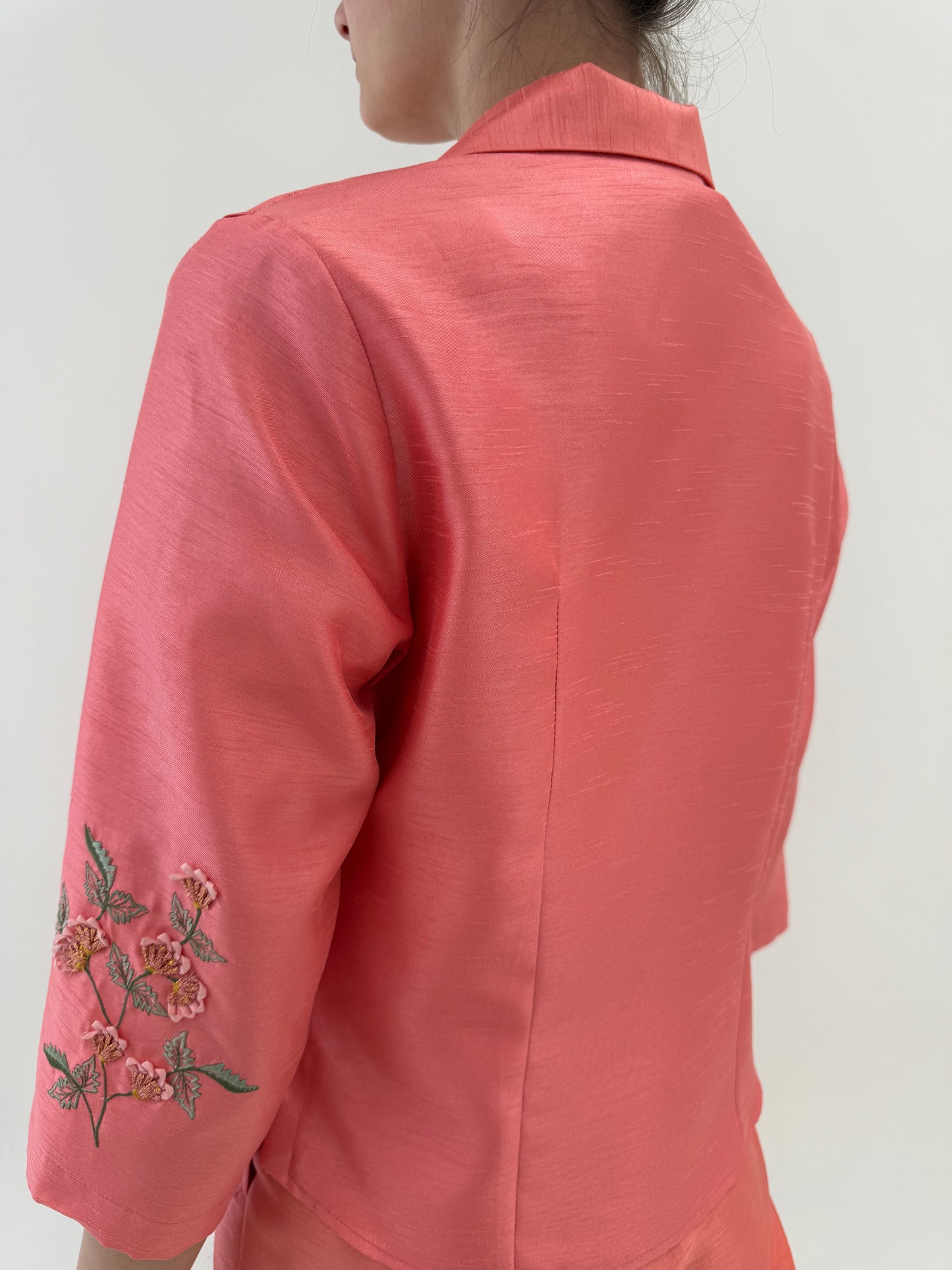 Costum cu broderie 3D din panza de mătase naturală salmon pink