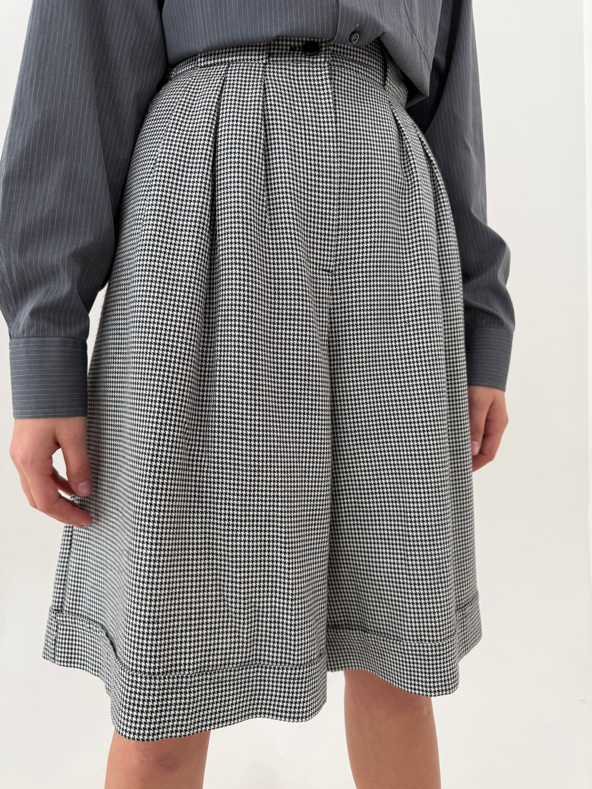Pantaloni Bermuda pied de coq alb negru din stofita cu pense și talie ultra înaltă