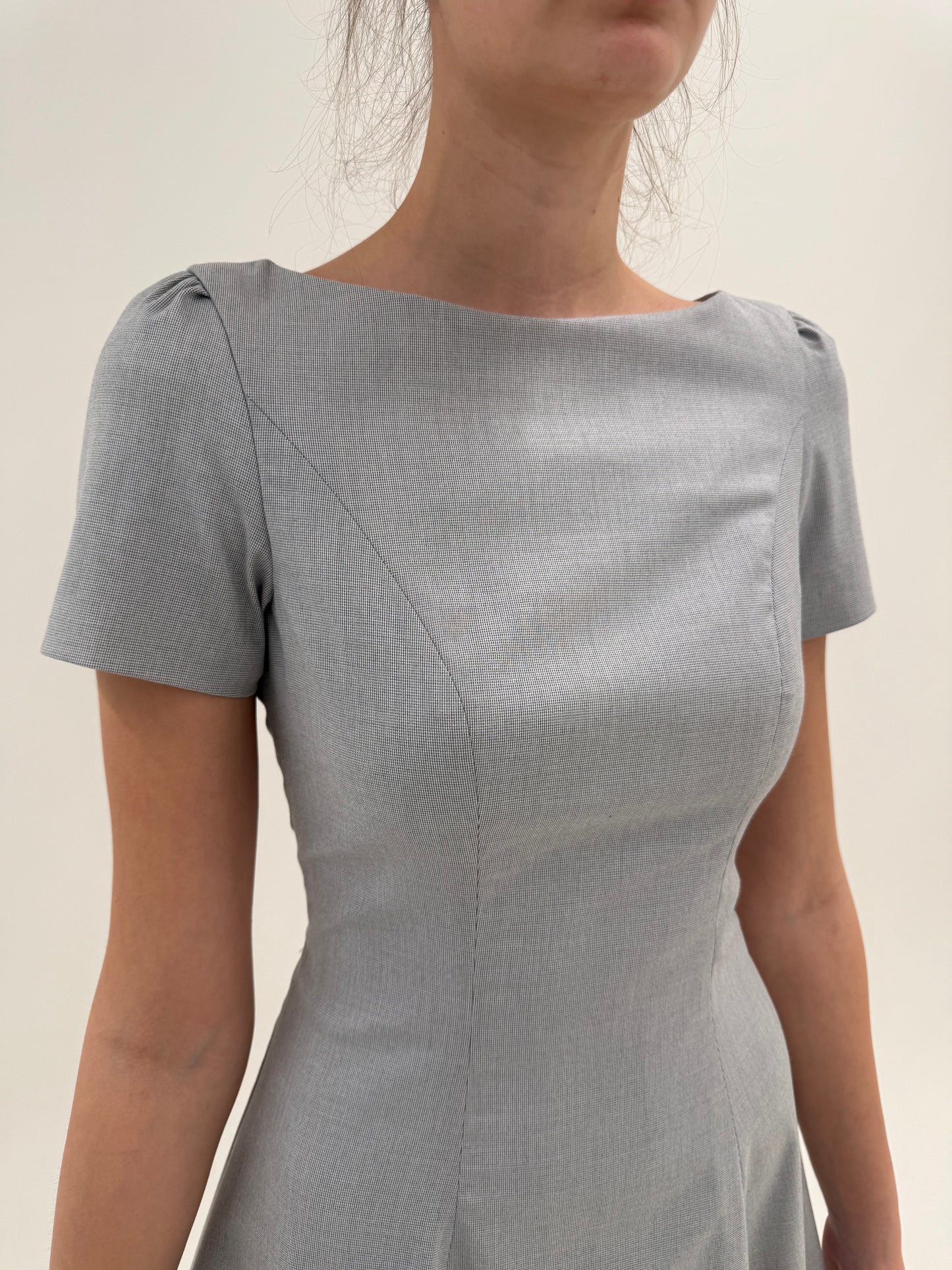 Rochie business cambrata silver gray din stofita ultra subțire cu decolteu bărcuță