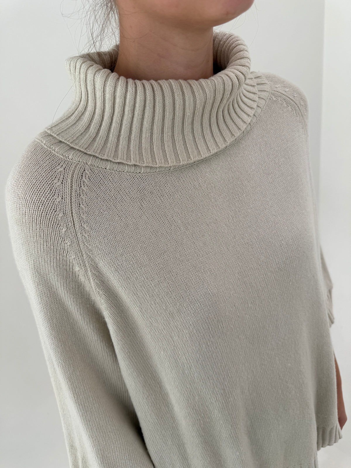 Maleta off white din lana extrafina în croi oversized