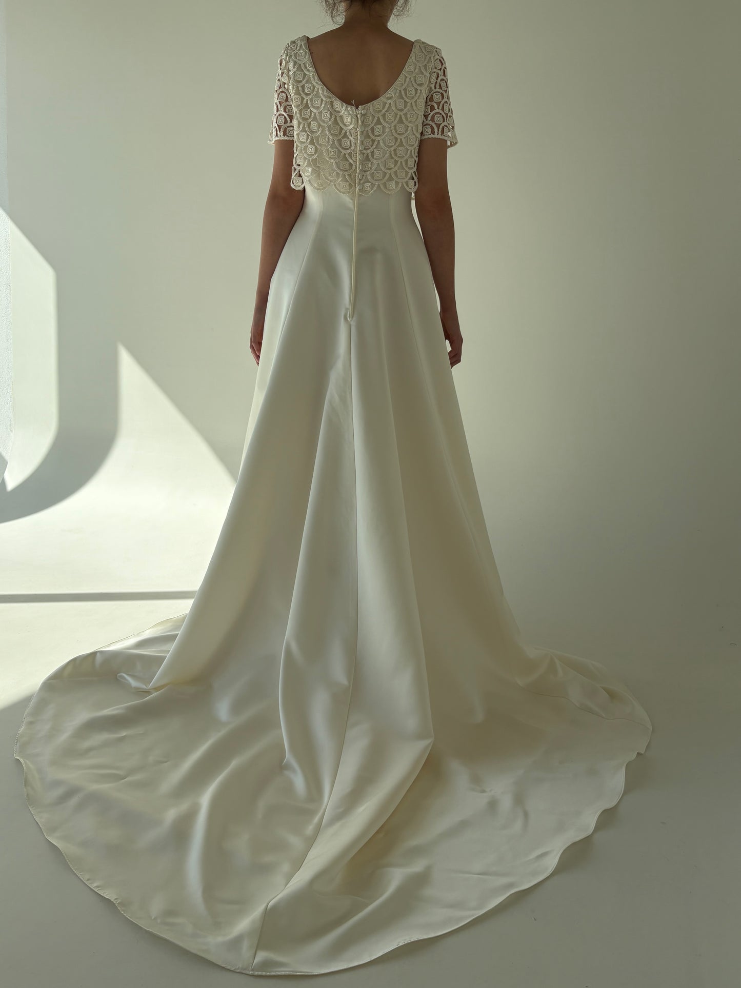 Rochie italiană de ceremonie cu trenă și dantelă macrame nouă cu eticheta