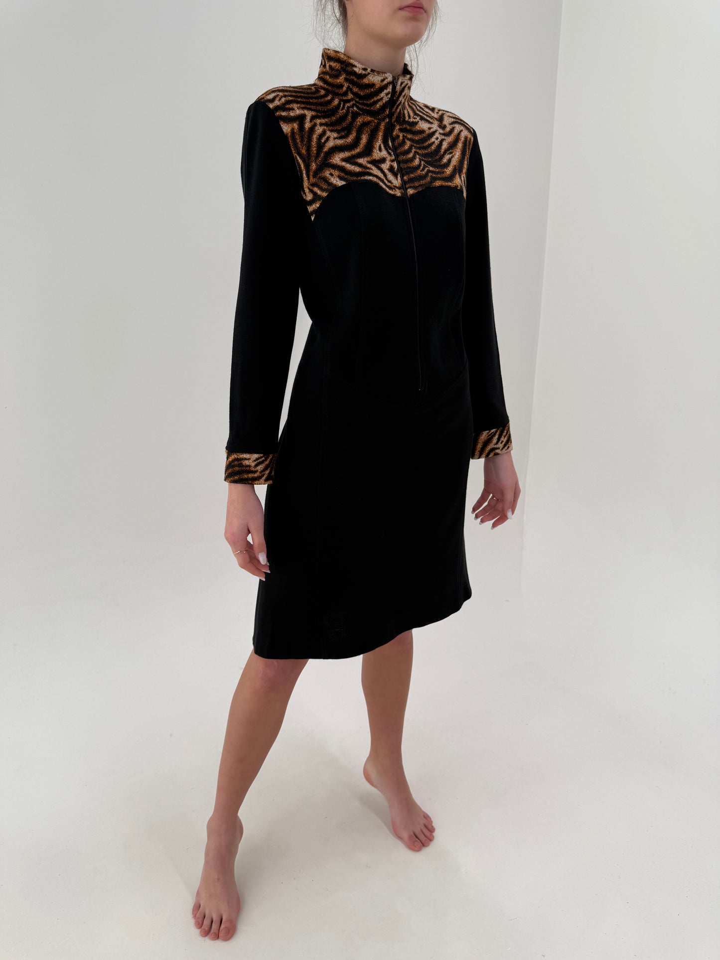 Rochie vintage cu animal print și influențe casual din jerse negru