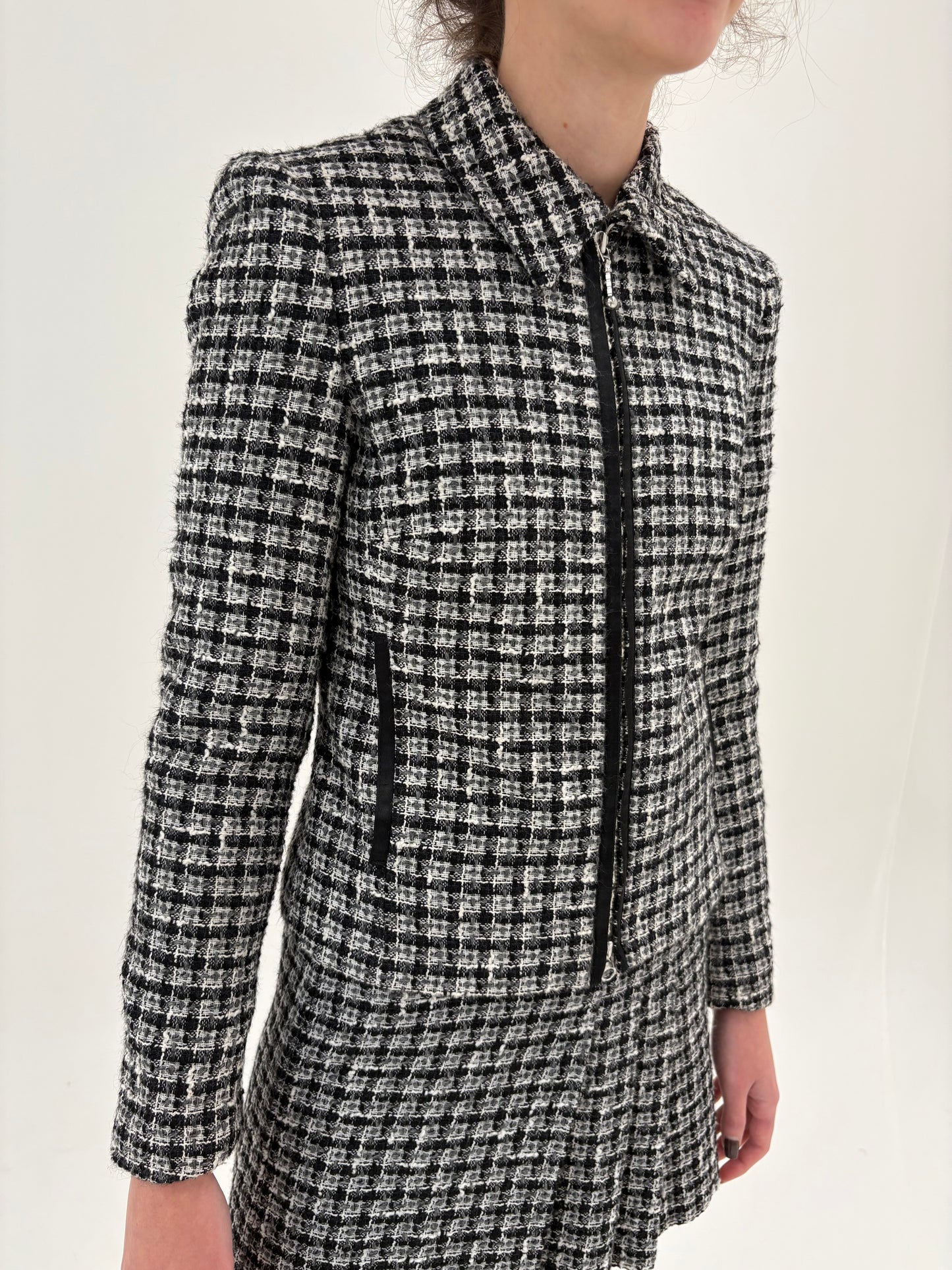 Deux piece in stil Chanel din tweed de lana alb negru cu fusta mini plisată