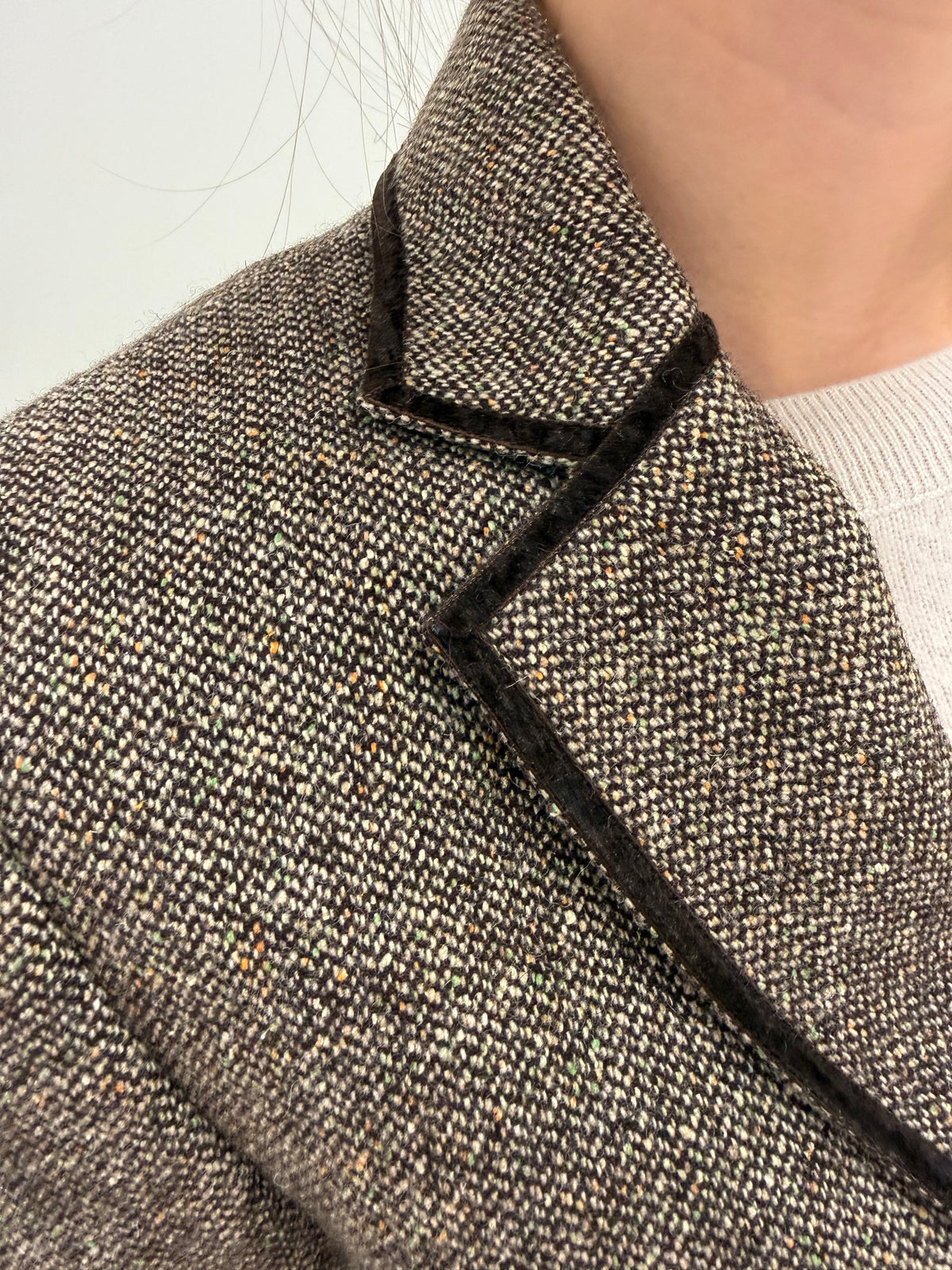 Sacou din tweed Donegal de lana extrafina cambrat cu paspoal și buzunare aplicate