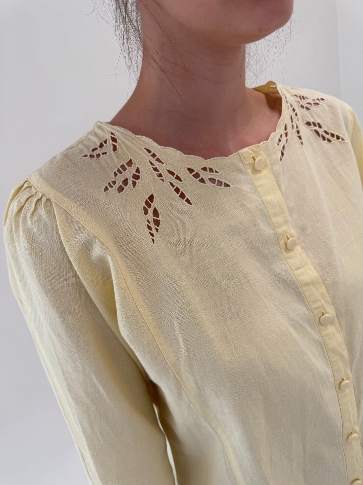 Cămașa cu broderie anglaise butter yellow din pânză de in și bumbac