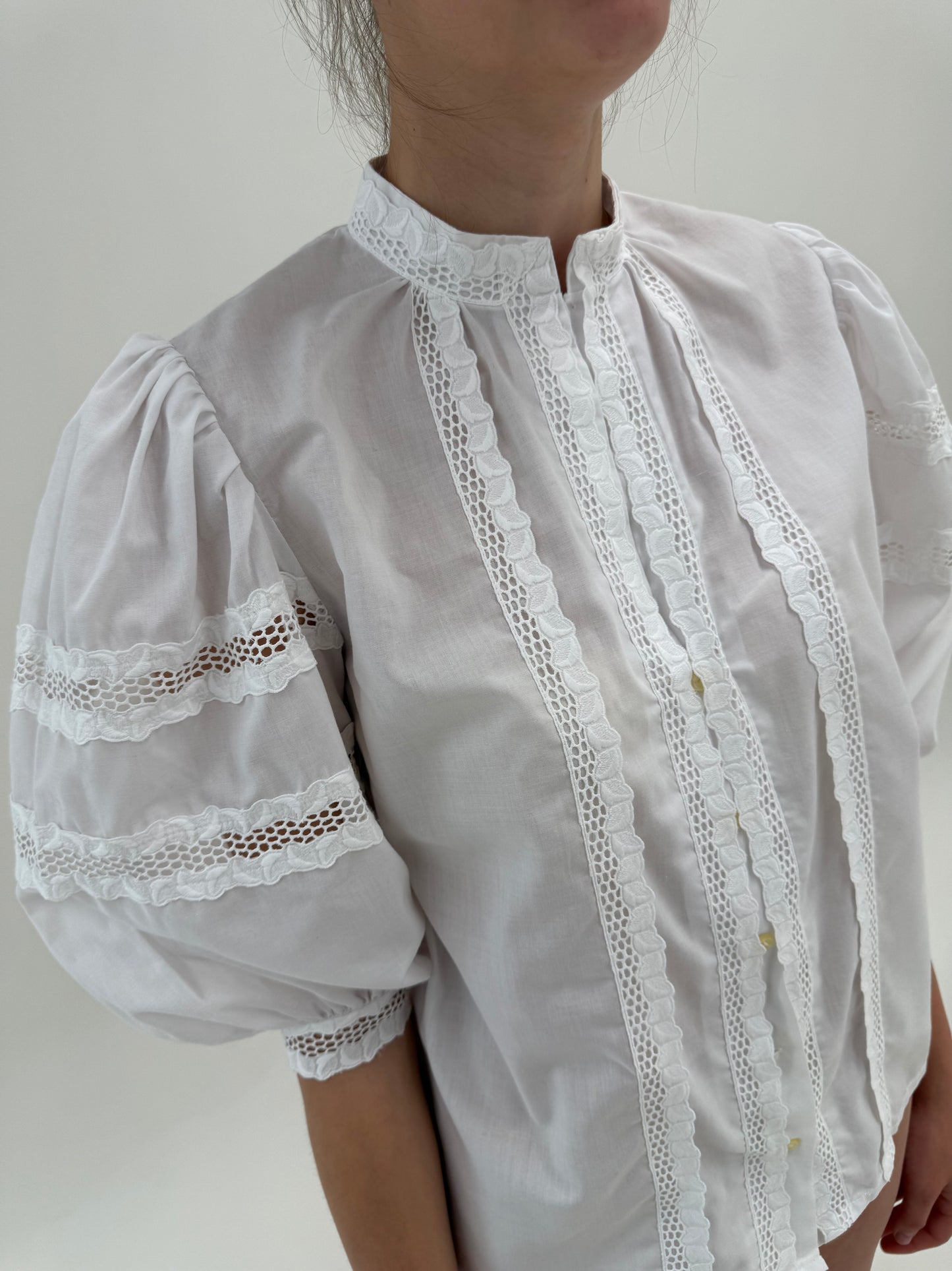 Cămașa vintage cu mâneci bufante și inserții de dantelă macrame