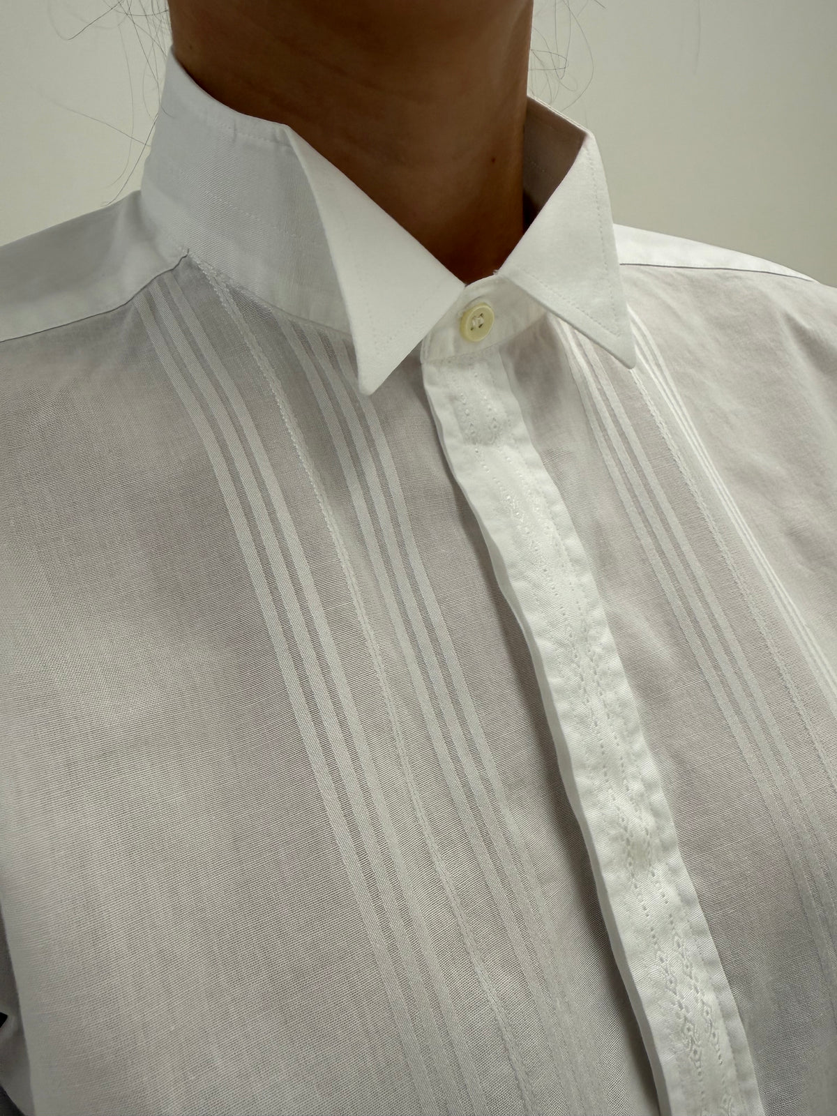 Cămașa Valentino vintage cu butoni de ceremonie din bumbac gros structurat excepțional