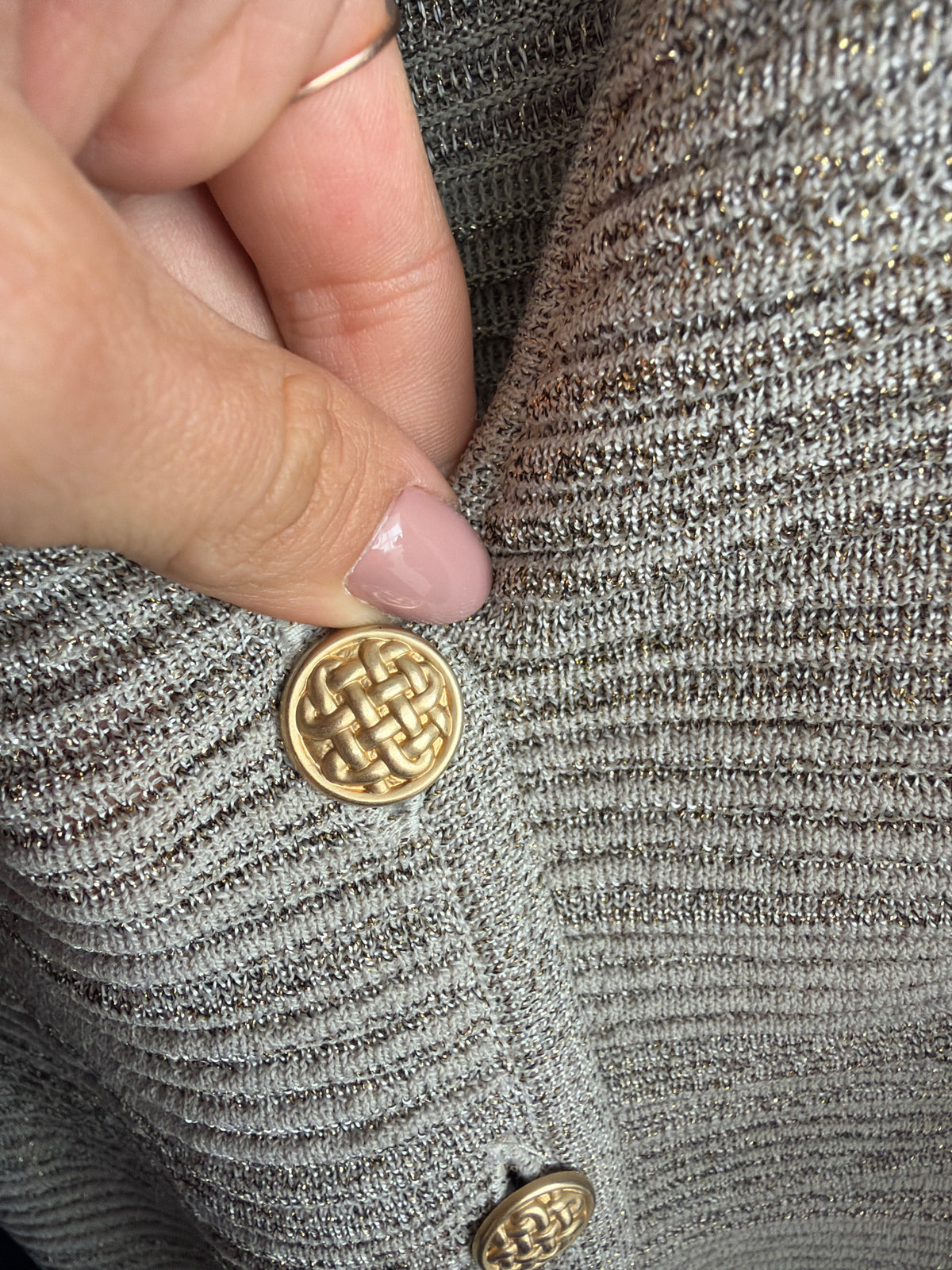 Jacheta în croi minimalist din tricot dens de lana extrafina cu fir metalic auriu discret
