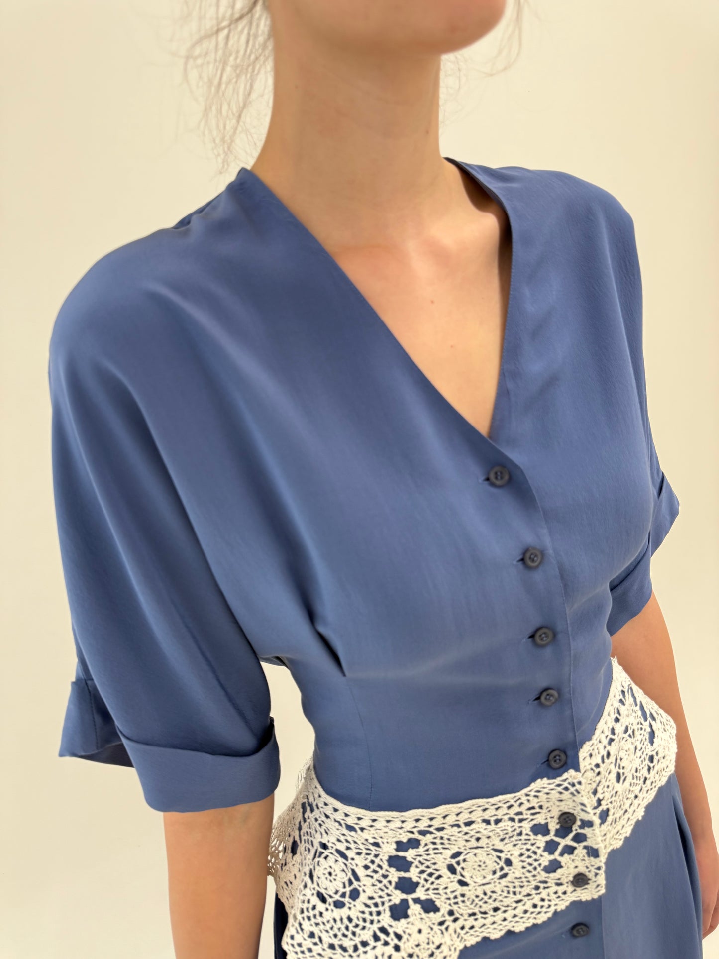 Rochie maxi din mătase naturală dusty blue cu ‘peplum’ din macrame lucrat manual