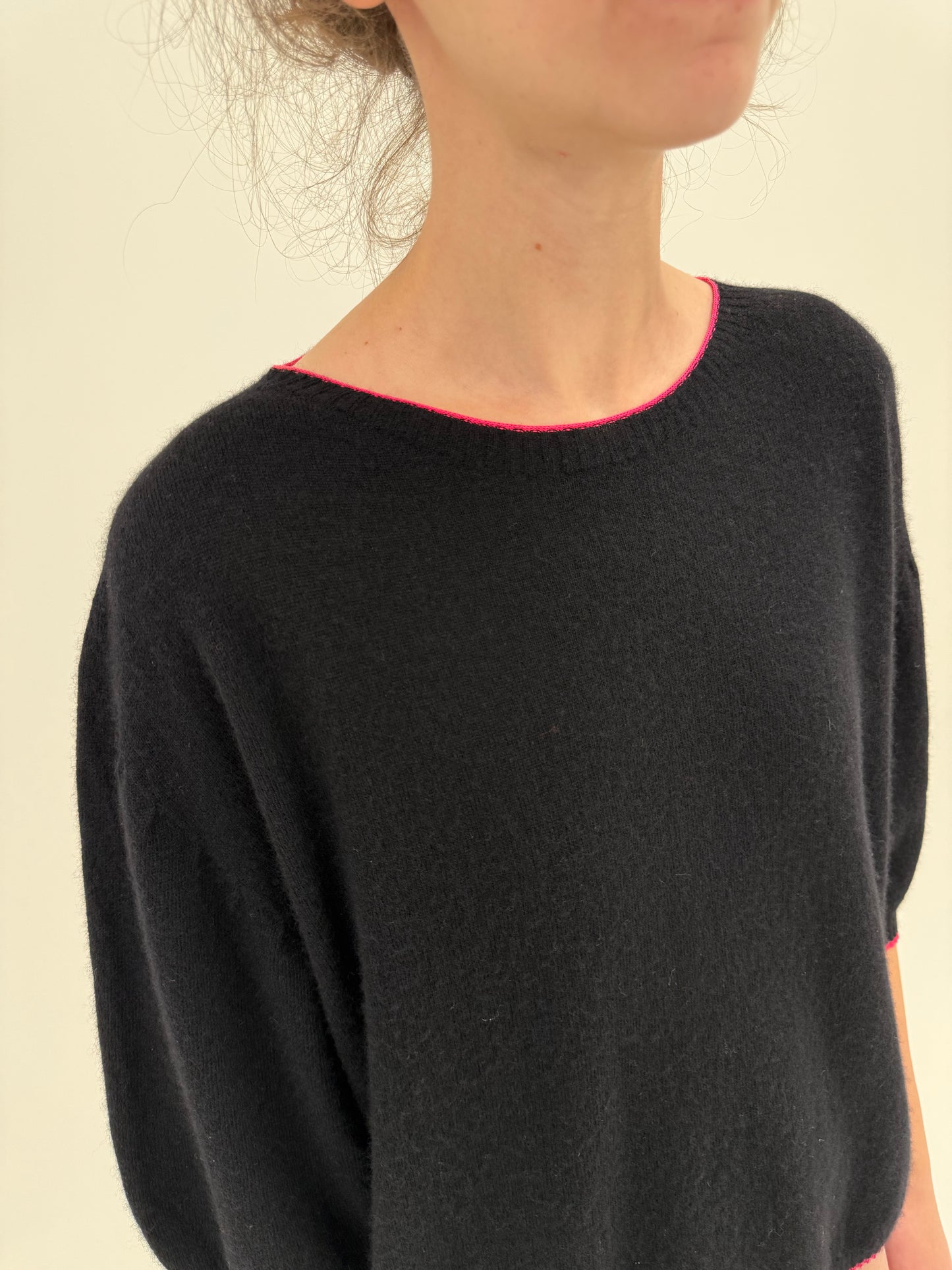 Top negru italian din cașmir și lana cu inserții fucsia