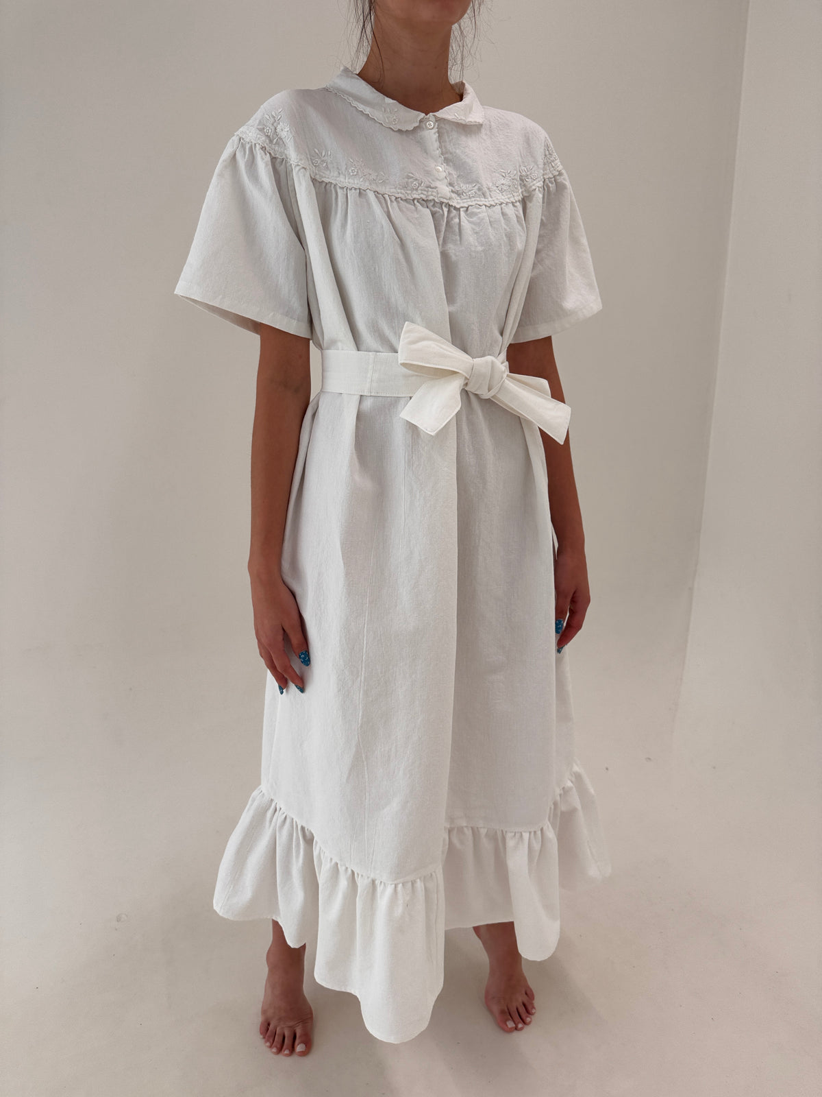 Rochie maxi din pânză excepțională de in cu broderie manuală delicată și cordon