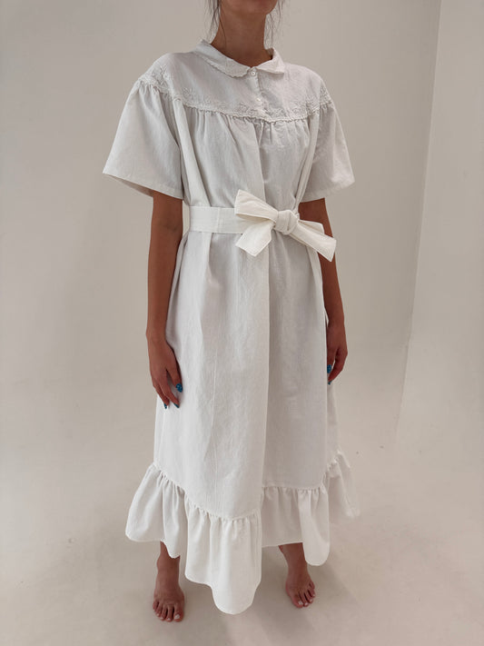 Rochie maxi din pânză excepțională de in cu broderie manuală delicată și cordon