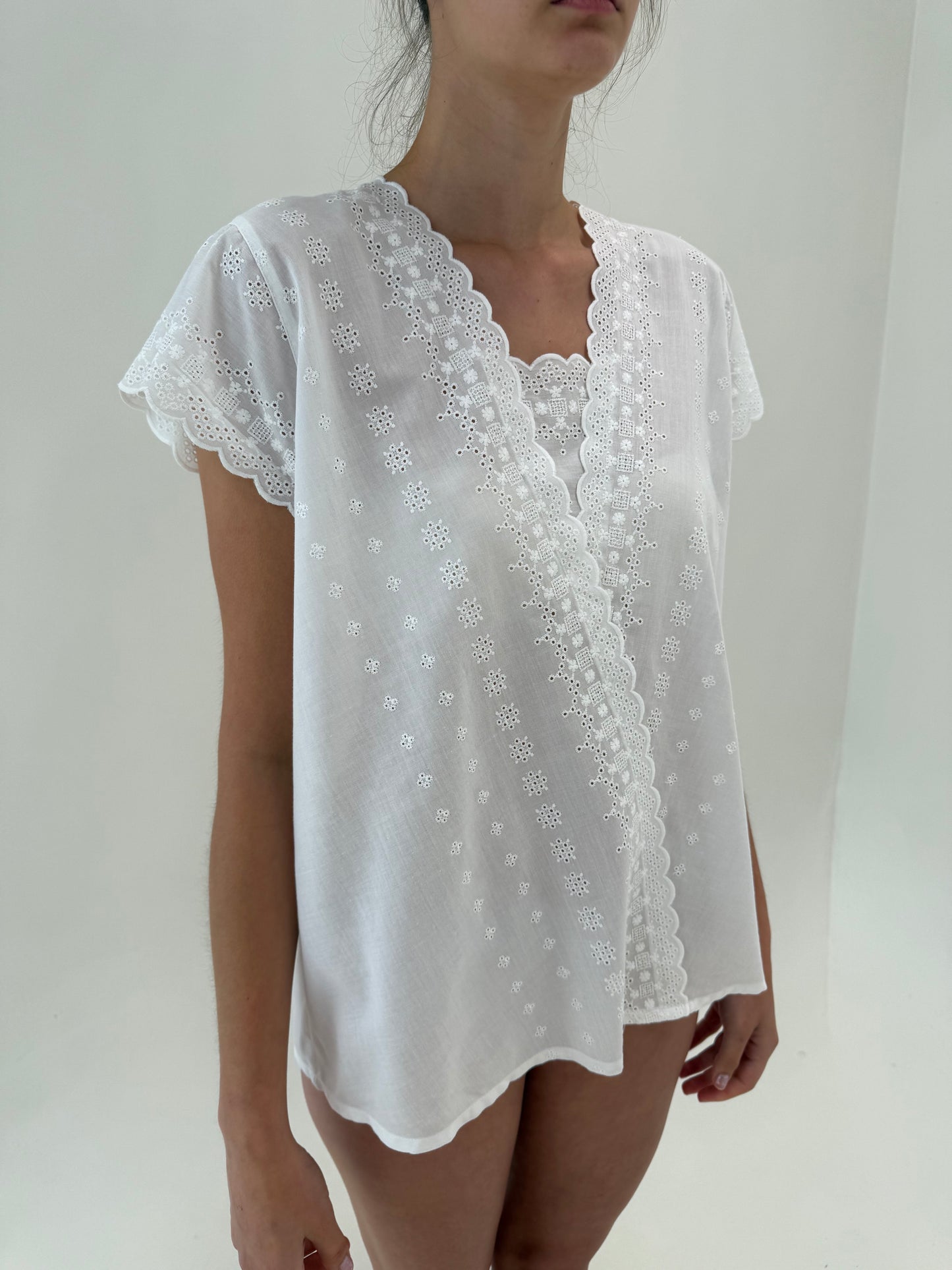 Top din panzica de bumbac integral brodat cu broderie anglaise în croi lejer