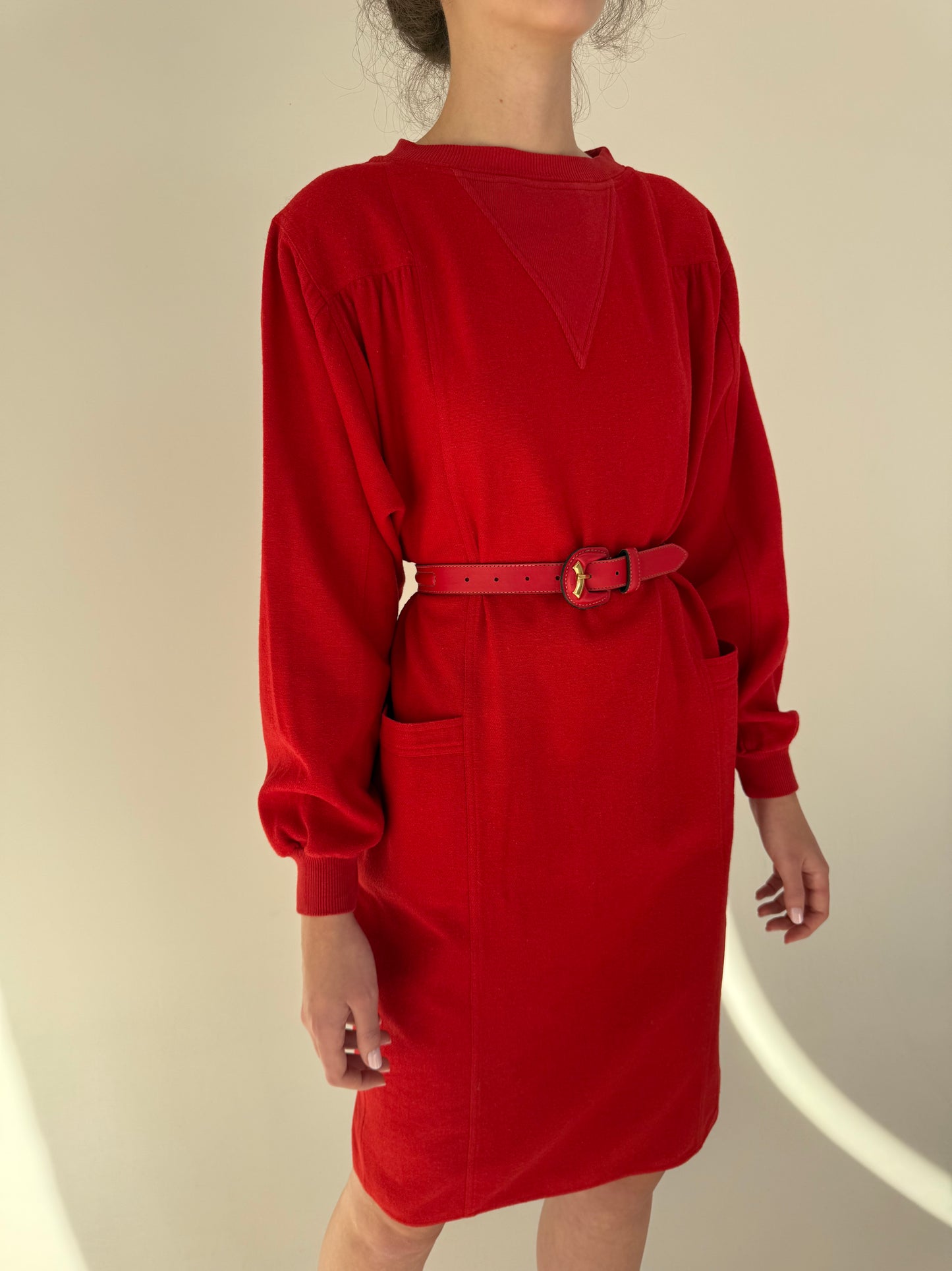 Rochie cherry red din lana extrafina cu buzunare și mânecă tip fluture