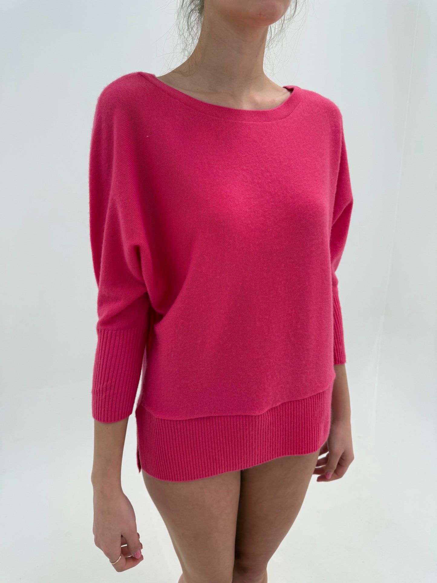 Puloveras fucsia din cașmir  în croi lejer și mânecă 3/4