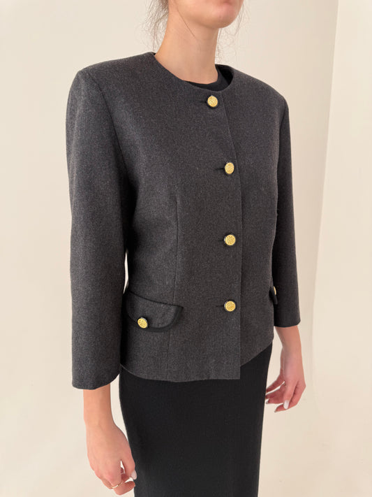 Sacou în stil chanel din lana extrafina cu nasturi aurii în croi minimalist