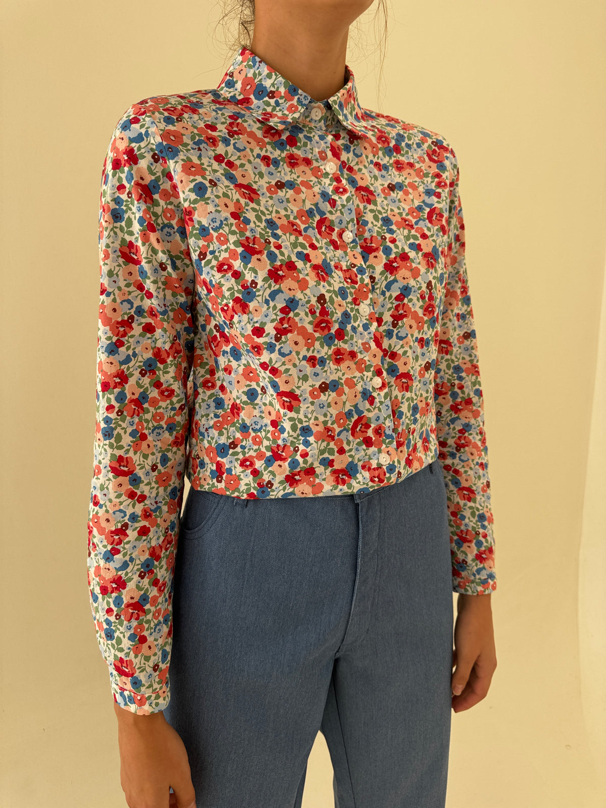 Cămașa din bumbac gros cu print floral în culori clasice