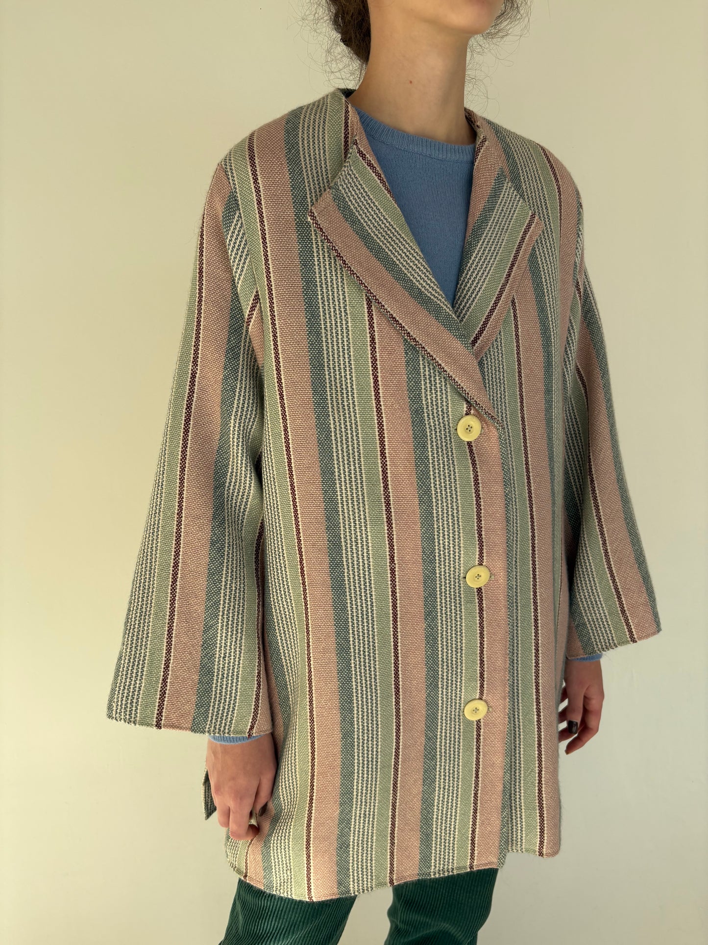 Palton din lana texturată în culori pudrate și croi lejer