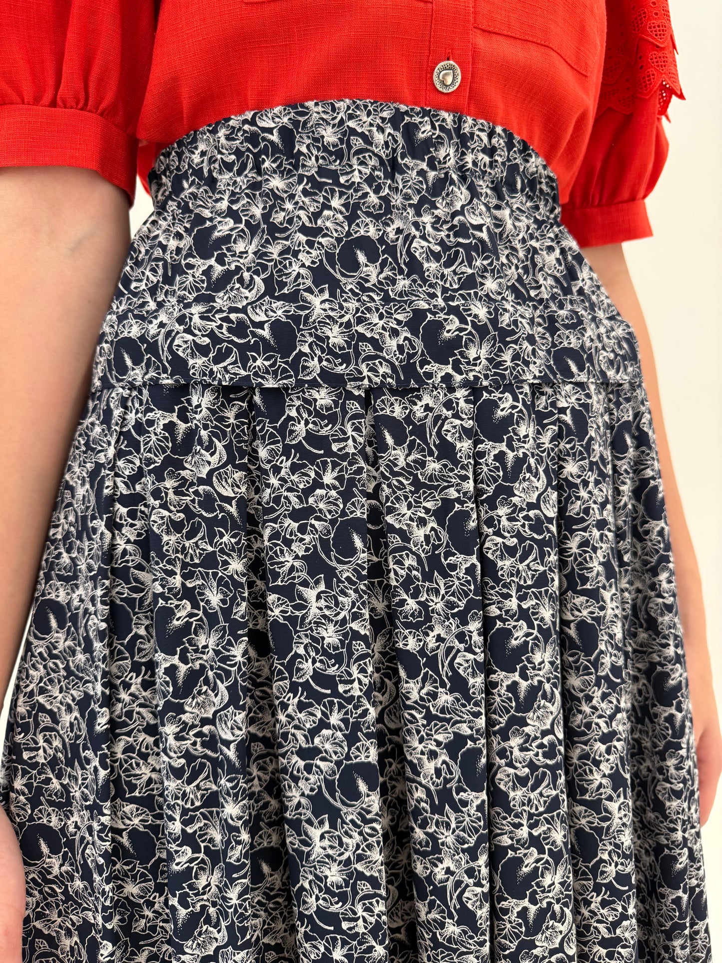 Fustă vintage Navy vaporoasă cu print delicat și talie foarte marcată