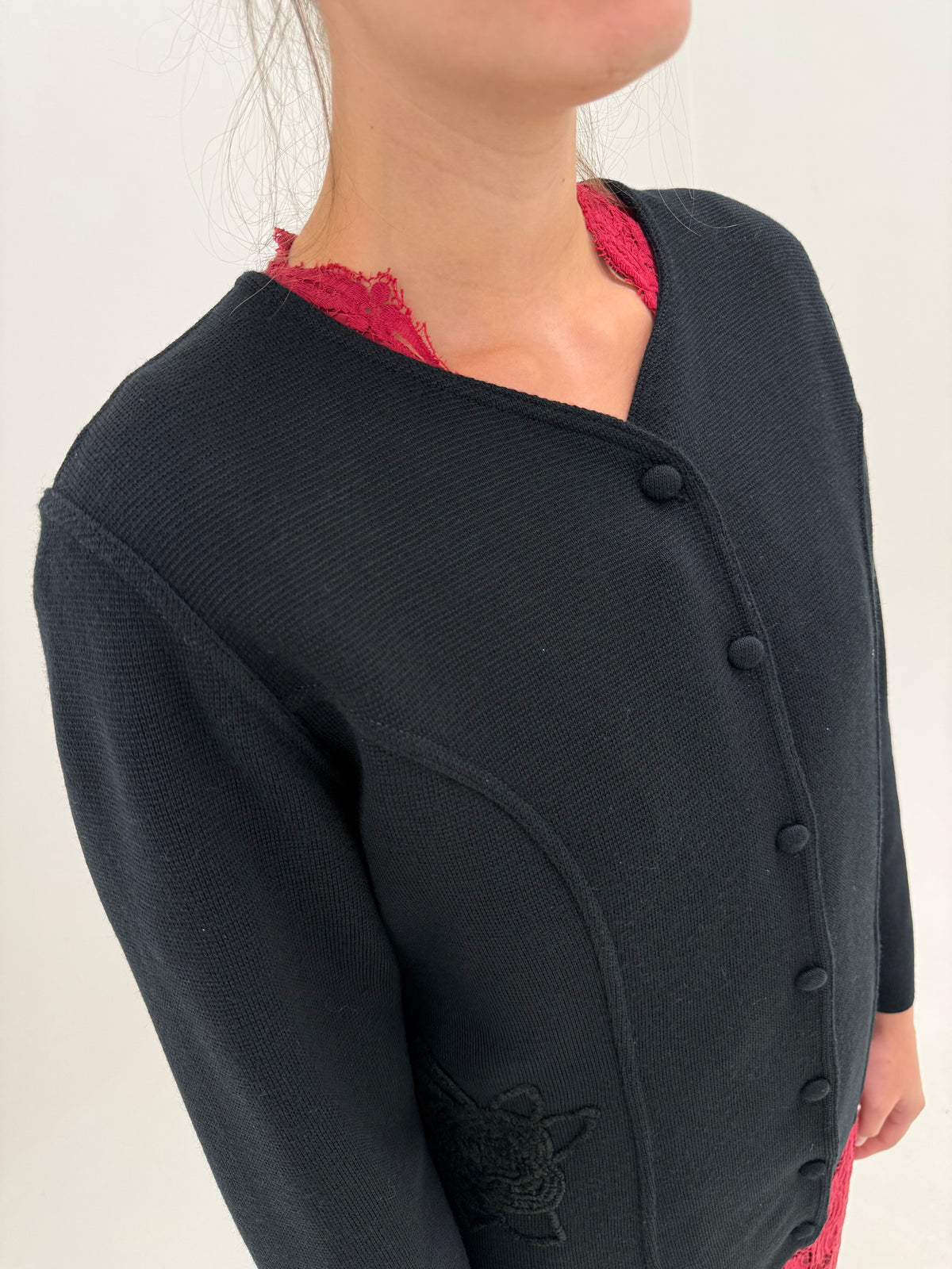 Jacheta / cardigan negru ușor cambrat din tricot de lana excepțională densa