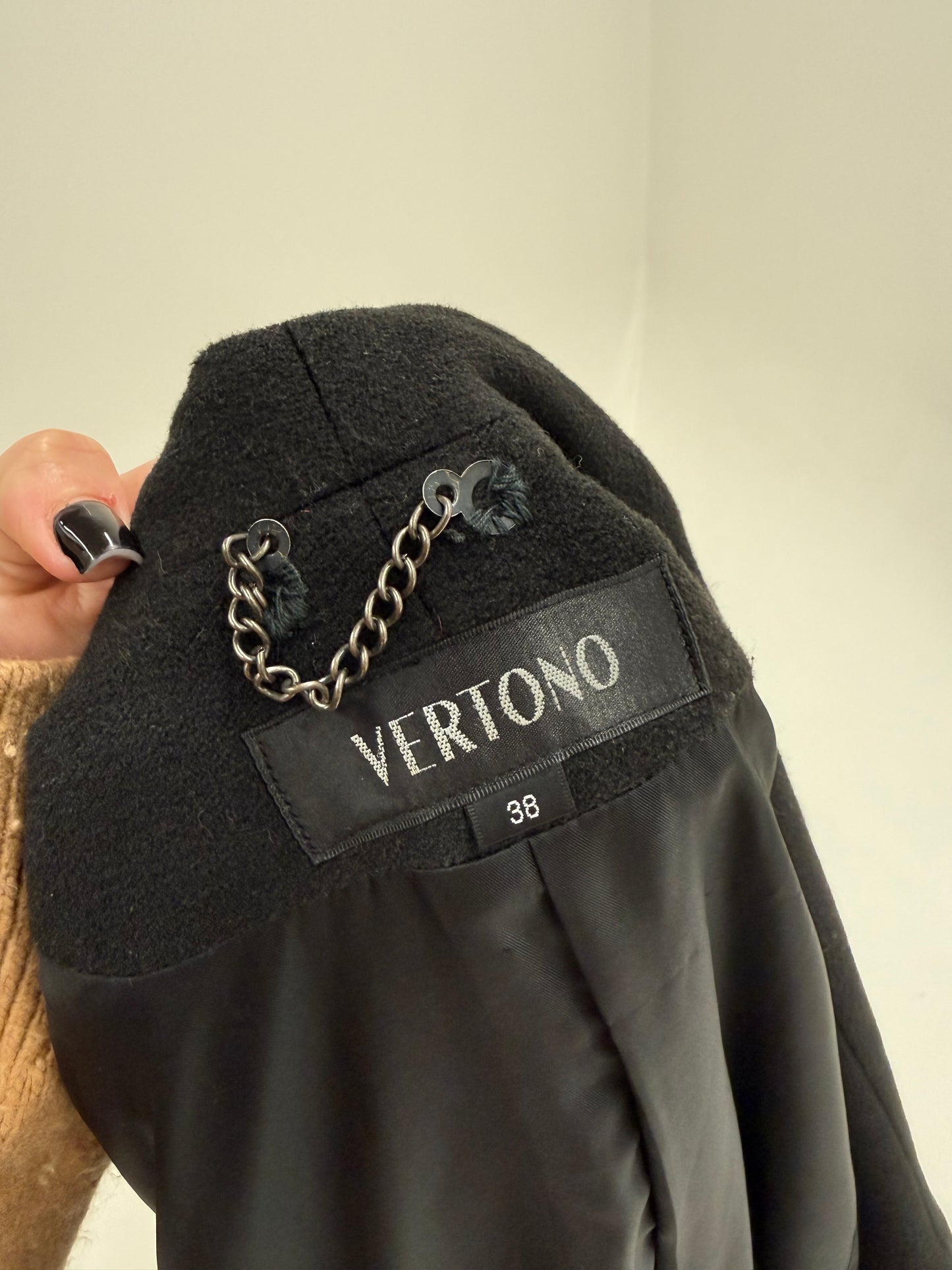 Palton ușor cambrat în croi lung cu cordon din lana extrafina