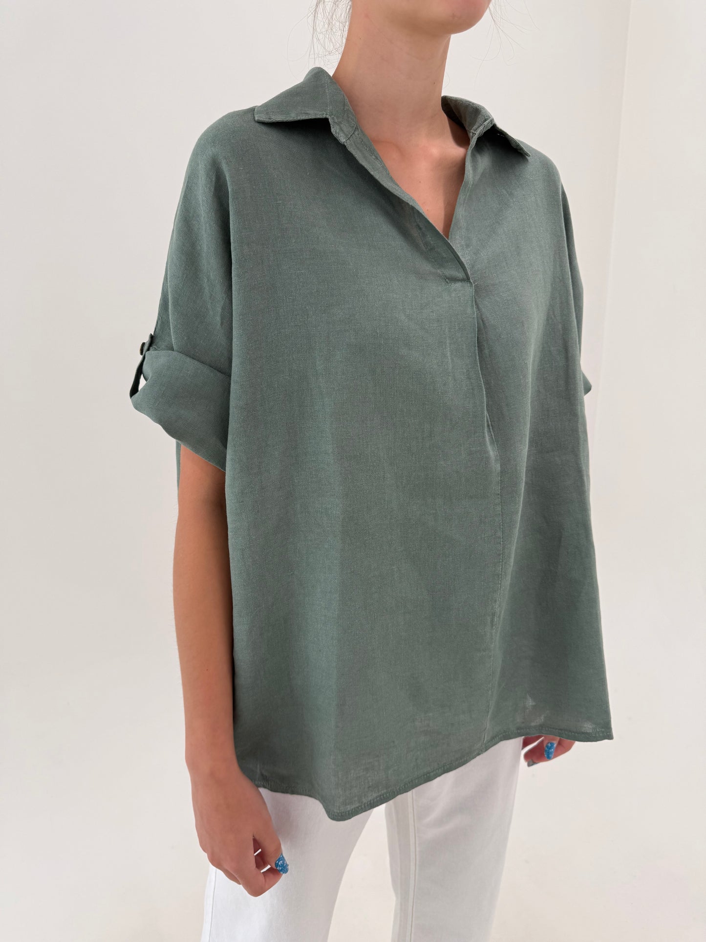 Tunica muted Sage green ch mânecă reglabilă în croi minimalist din in