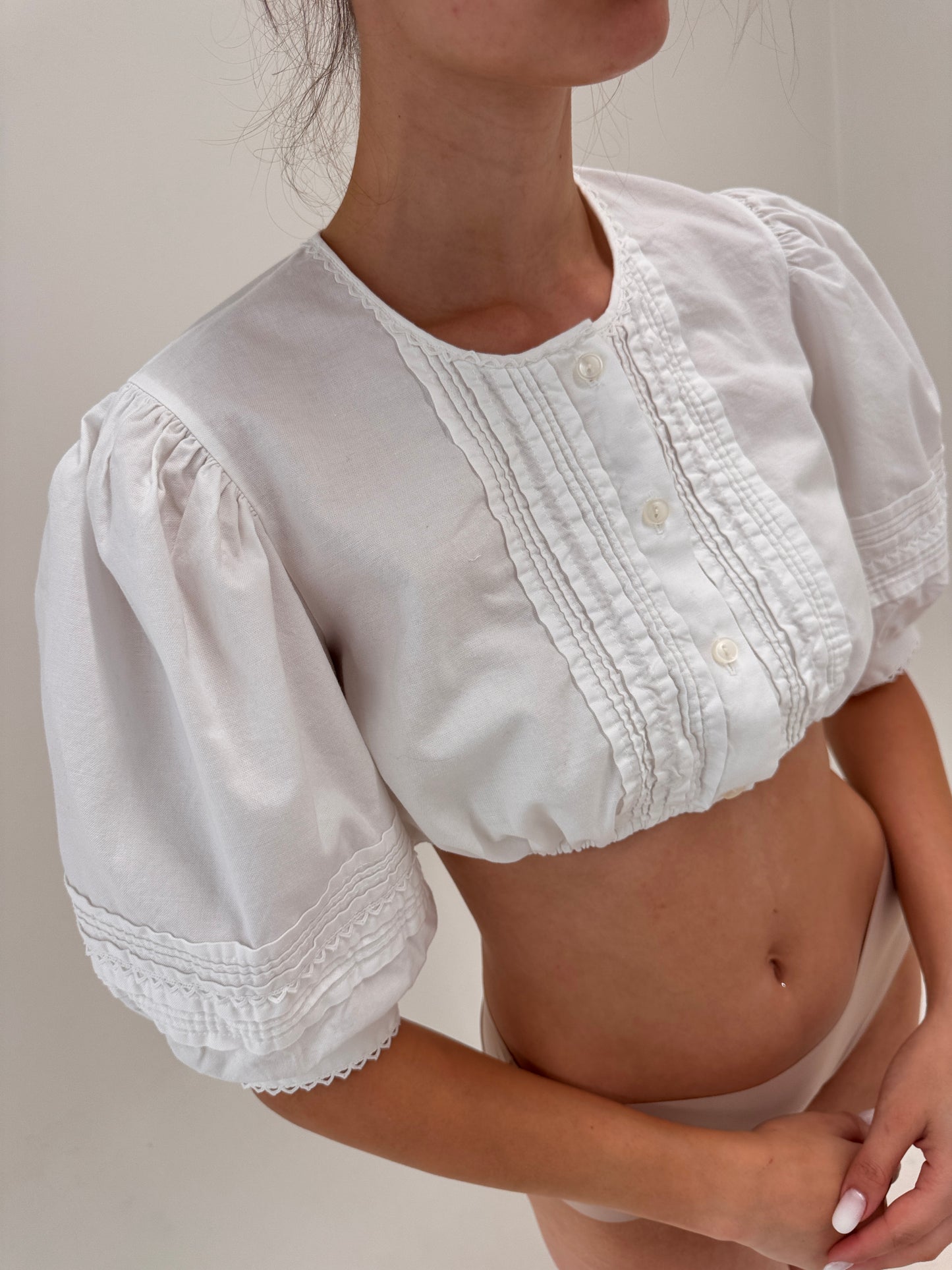 Top vintage cropped din pânză de bumbac și mâneci bufante