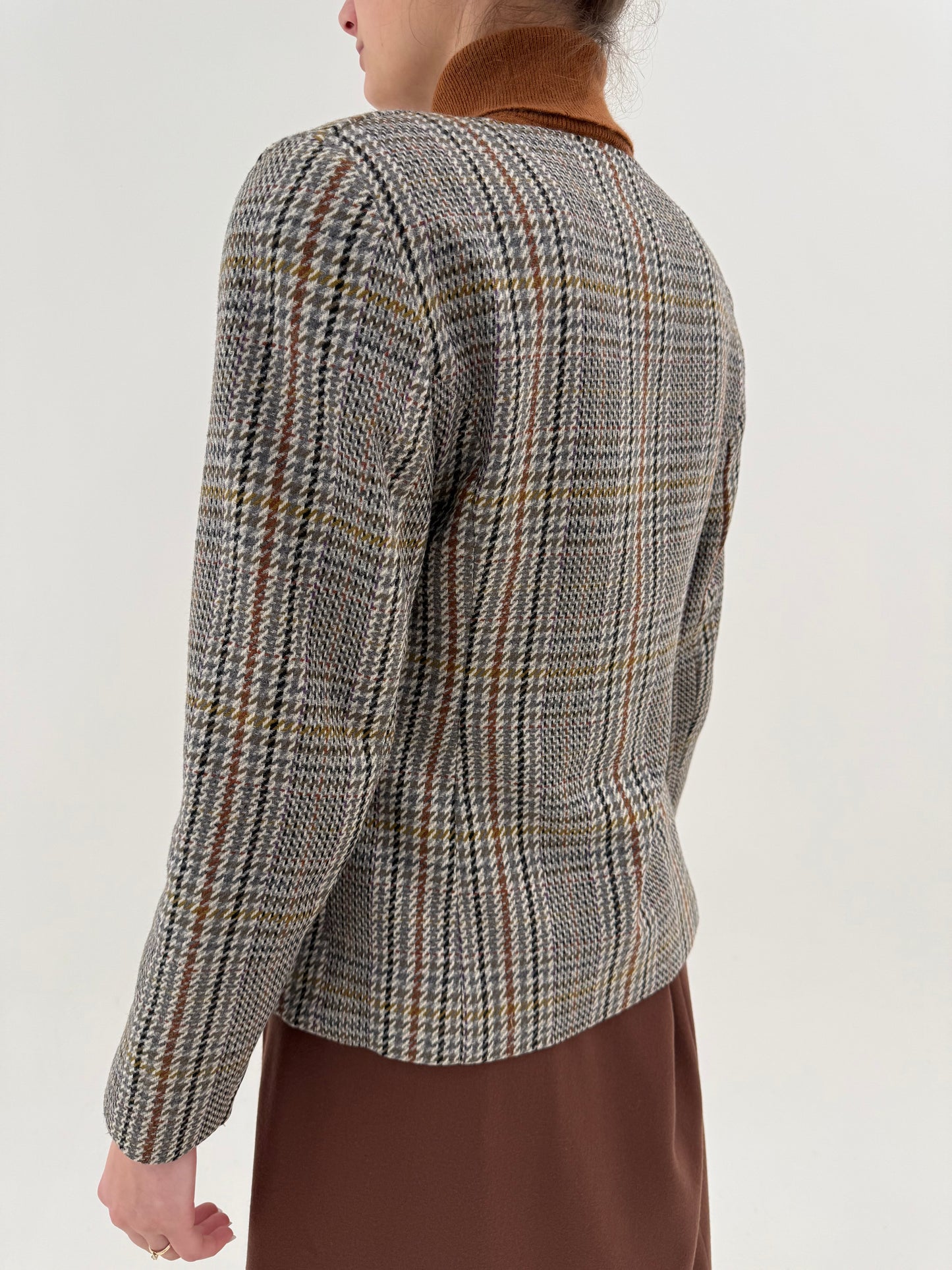 Sacou cambrat în croi minimalist în carouri și închidere tip smoking