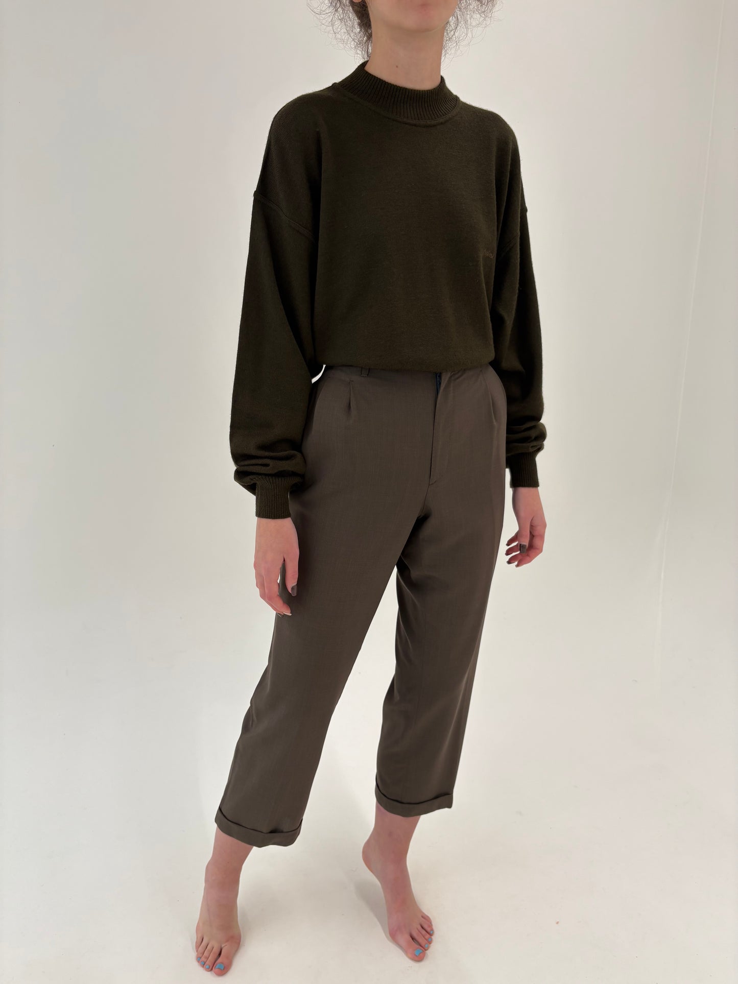 Pantaloni petite chocolate brown cu pense și manșete din lana extrafina