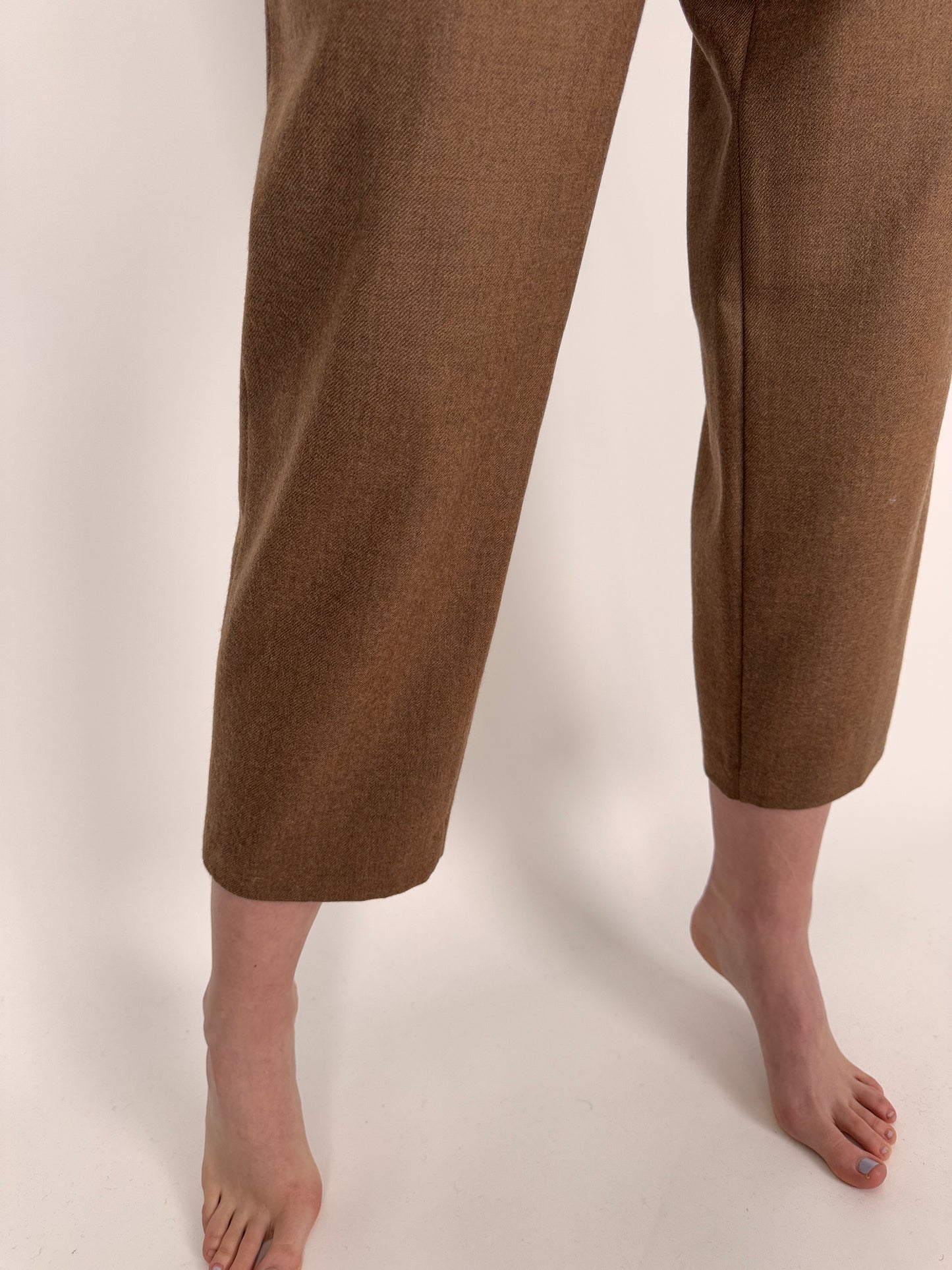 Pantaloni ash brown din stofă plină de lana extrafina cu talie ultra înaltă