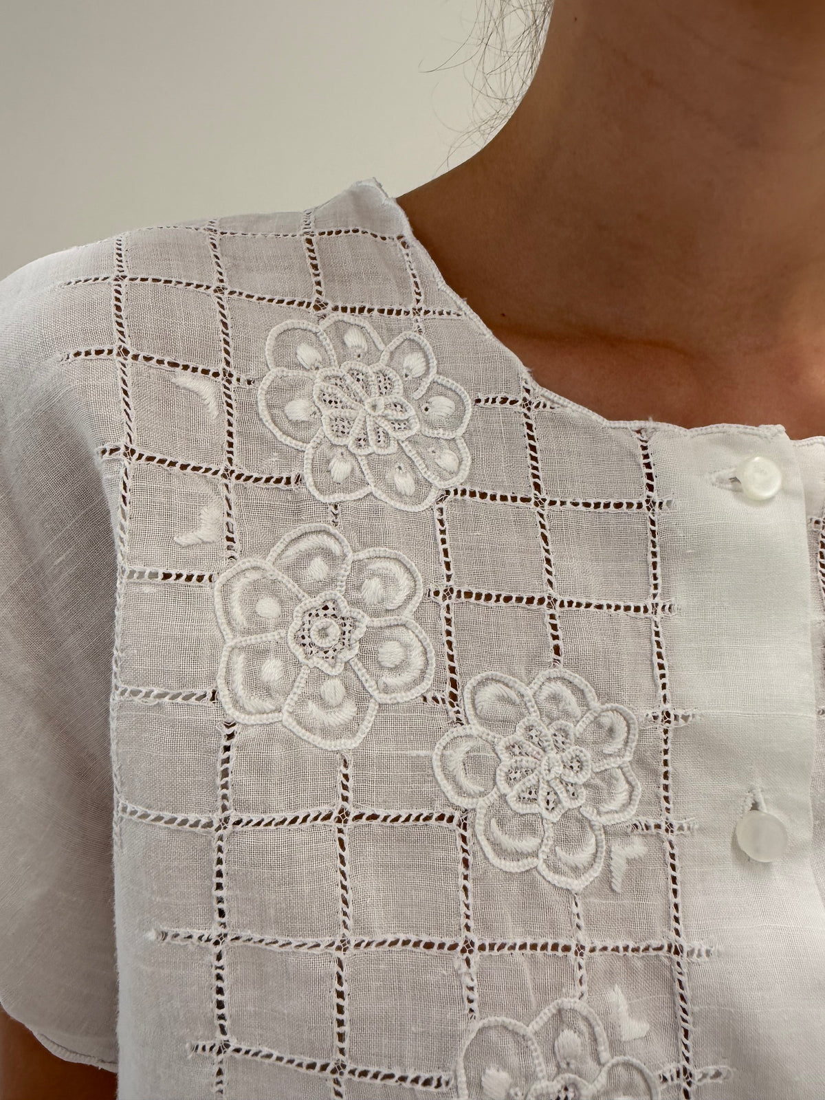 Cămașa bijterie din in cu broderie manuală în croi lejer