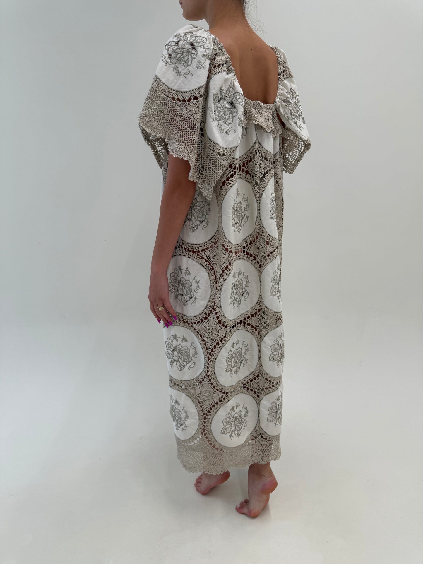Rochie maxi integral lucrată manual cu broderie excepțională și macrame din in tot lucrat manual