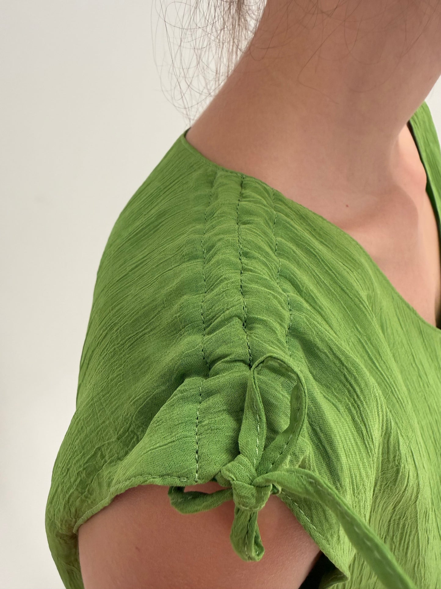 Top verde crud italian reglabil la umeri din creppe de vâscoza