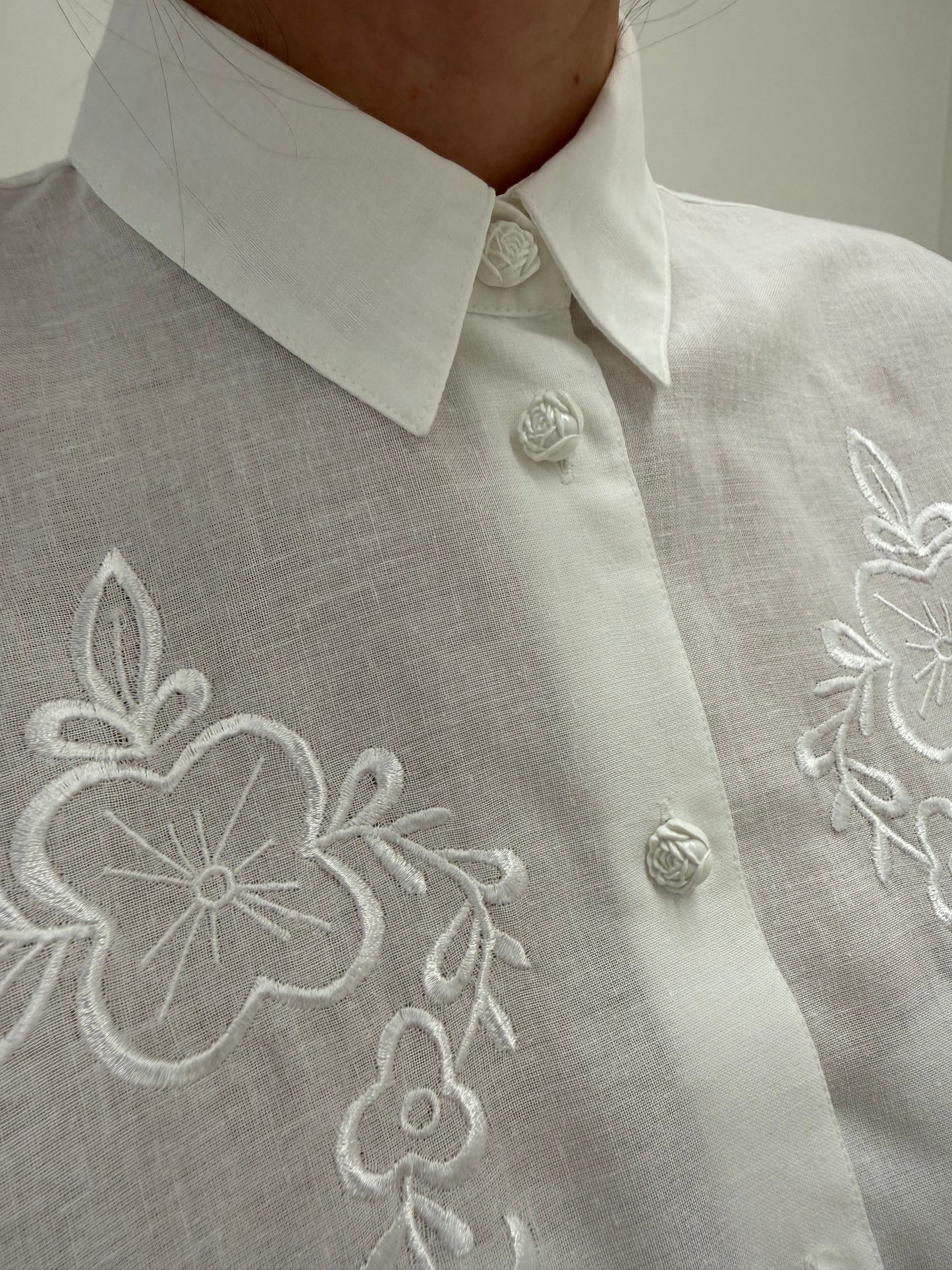 Cămașa din pânză fină de in în croi chic cu broderie