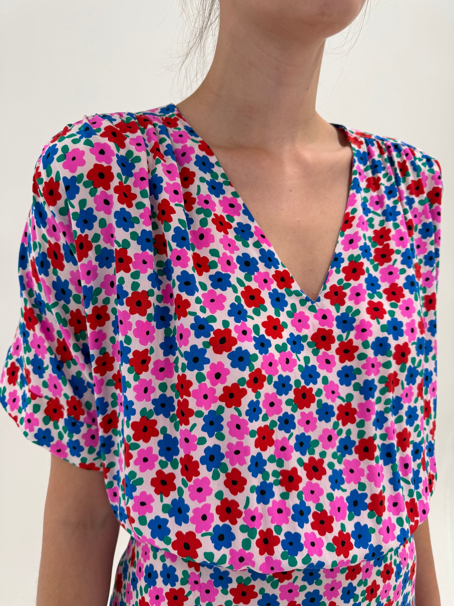 Rochie din mătase naturală cu print fucsia și albastru regal cu bust drapat