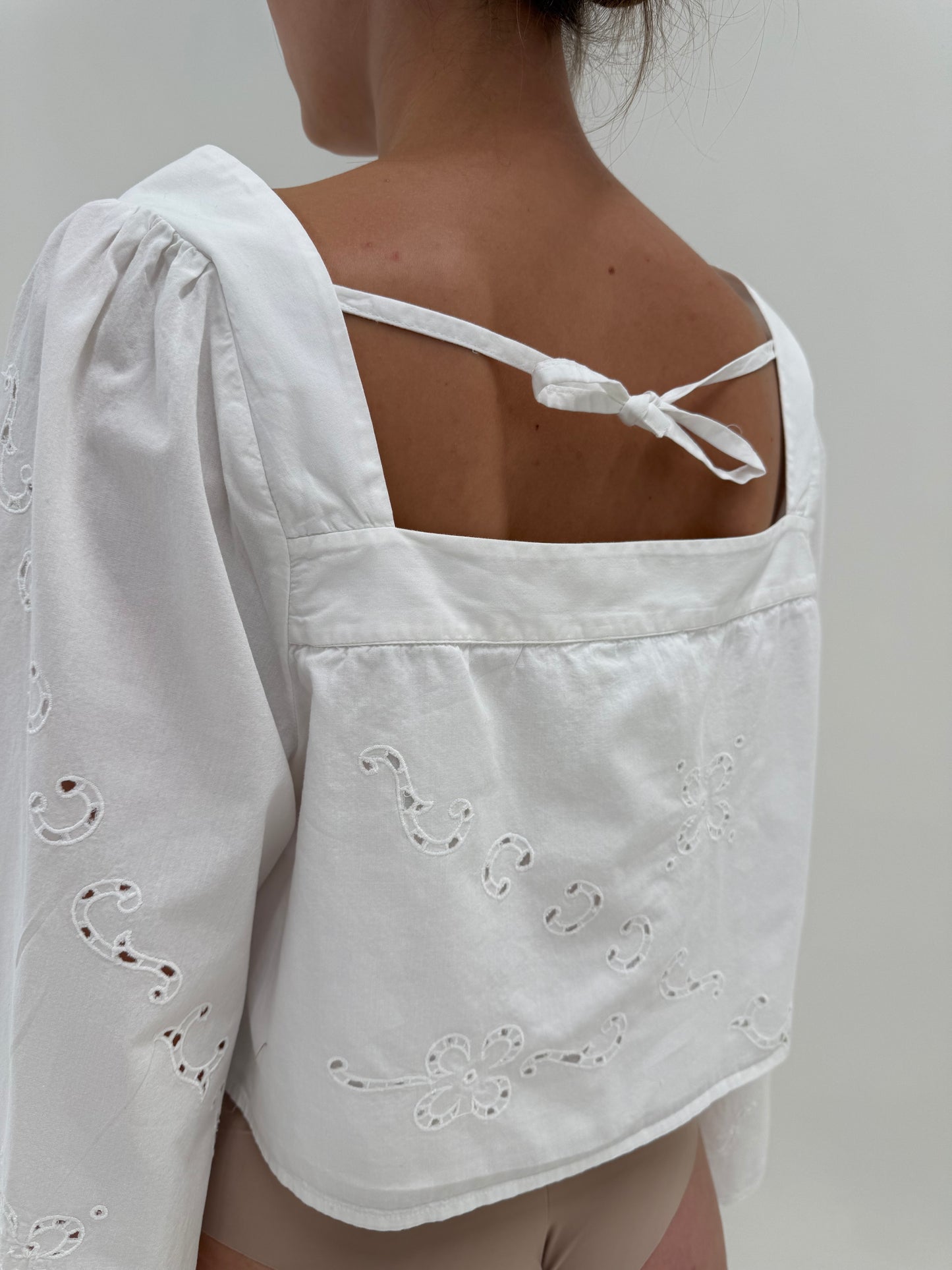 Cămașa vintage din bumbac luxury integral cu broderie anglaise și mâneci evazate