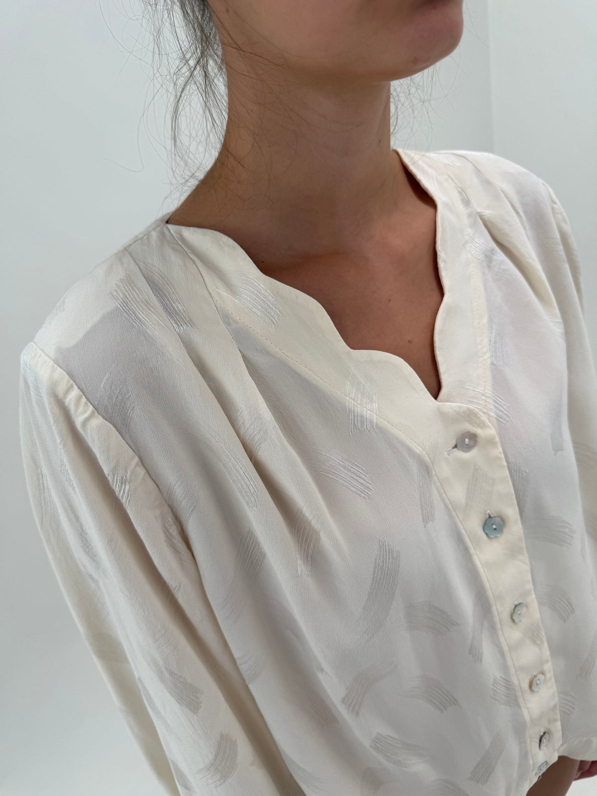 Cămașa din mătase naturală plina butter white cu bust drapat