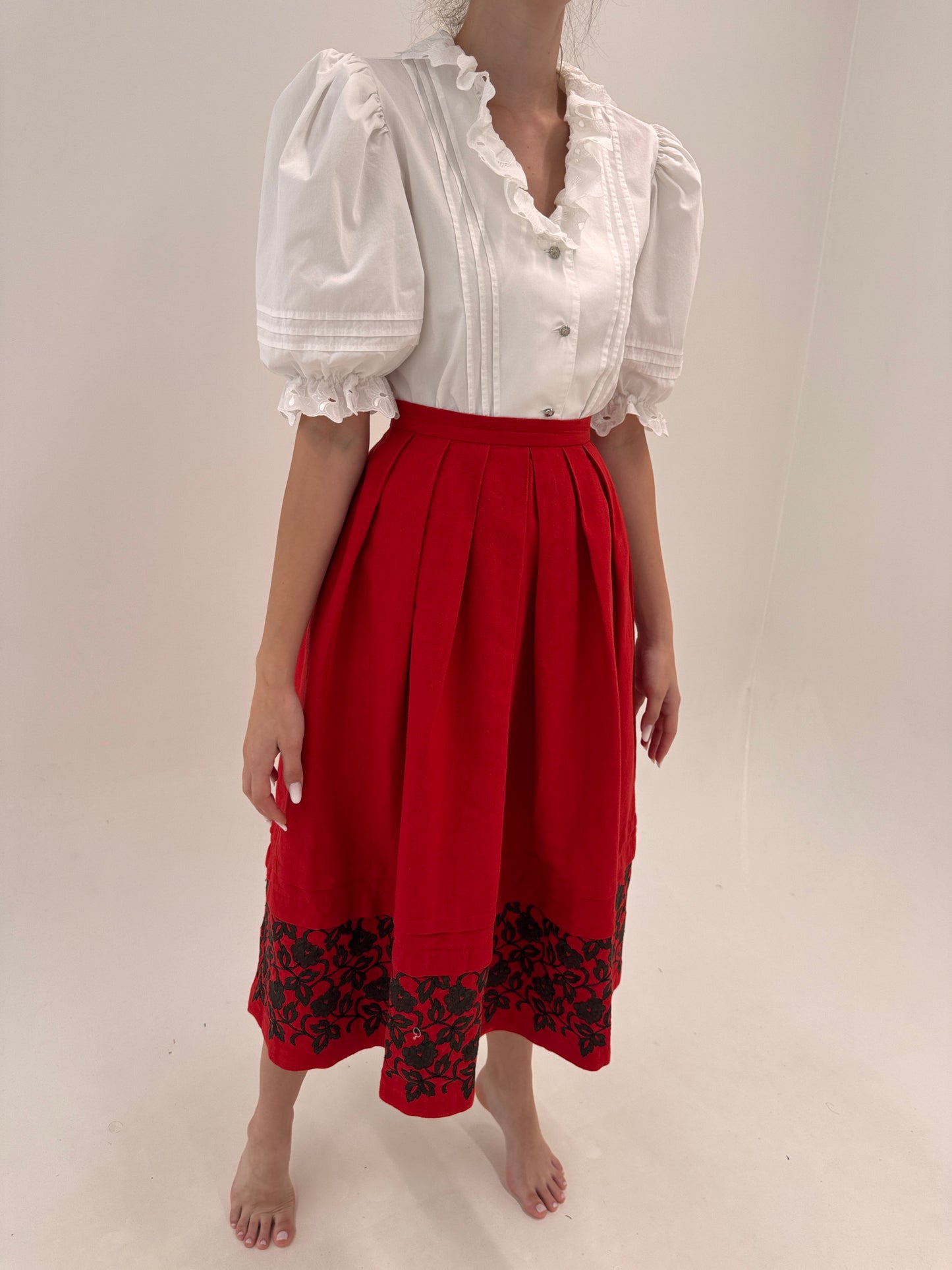 Fustă vintage din pânză excepțională de in și bumbac cu broderie în croi ultra amplu