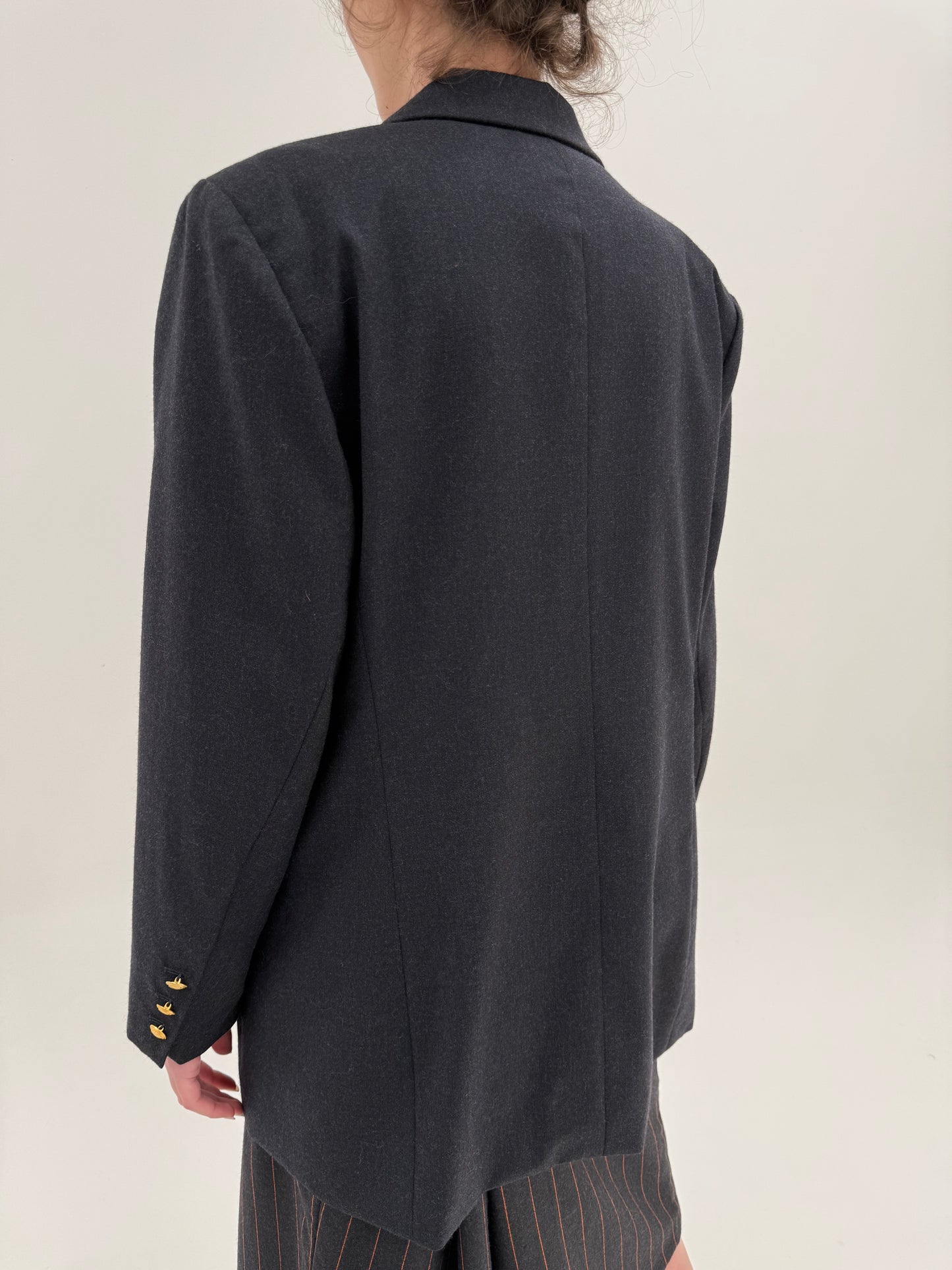 Sacou charcoal gray din lana structurată cu nasturi metalici aurii