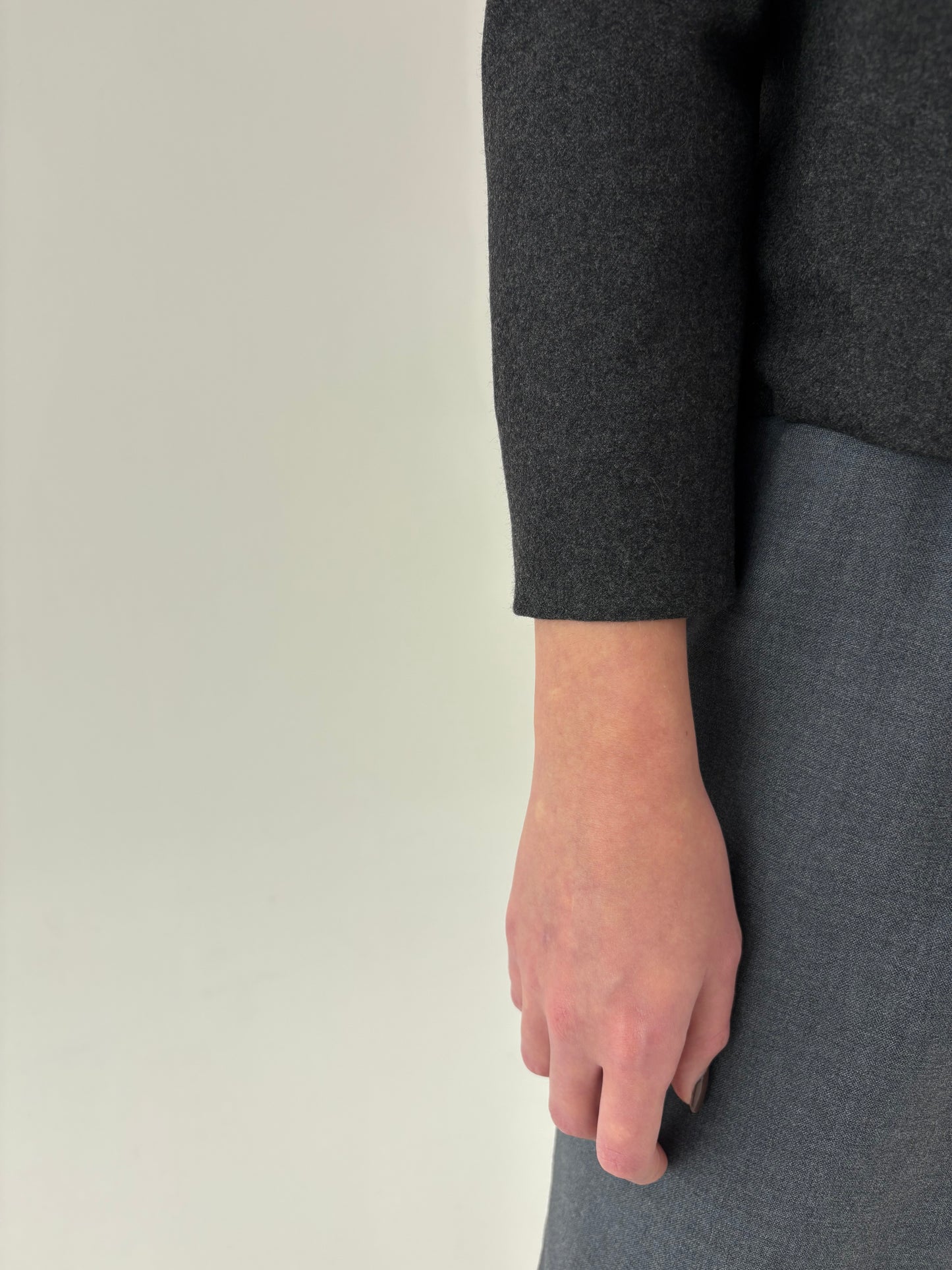 Jacheta petite în croi minimalist în stil Chanel din lana extrafina