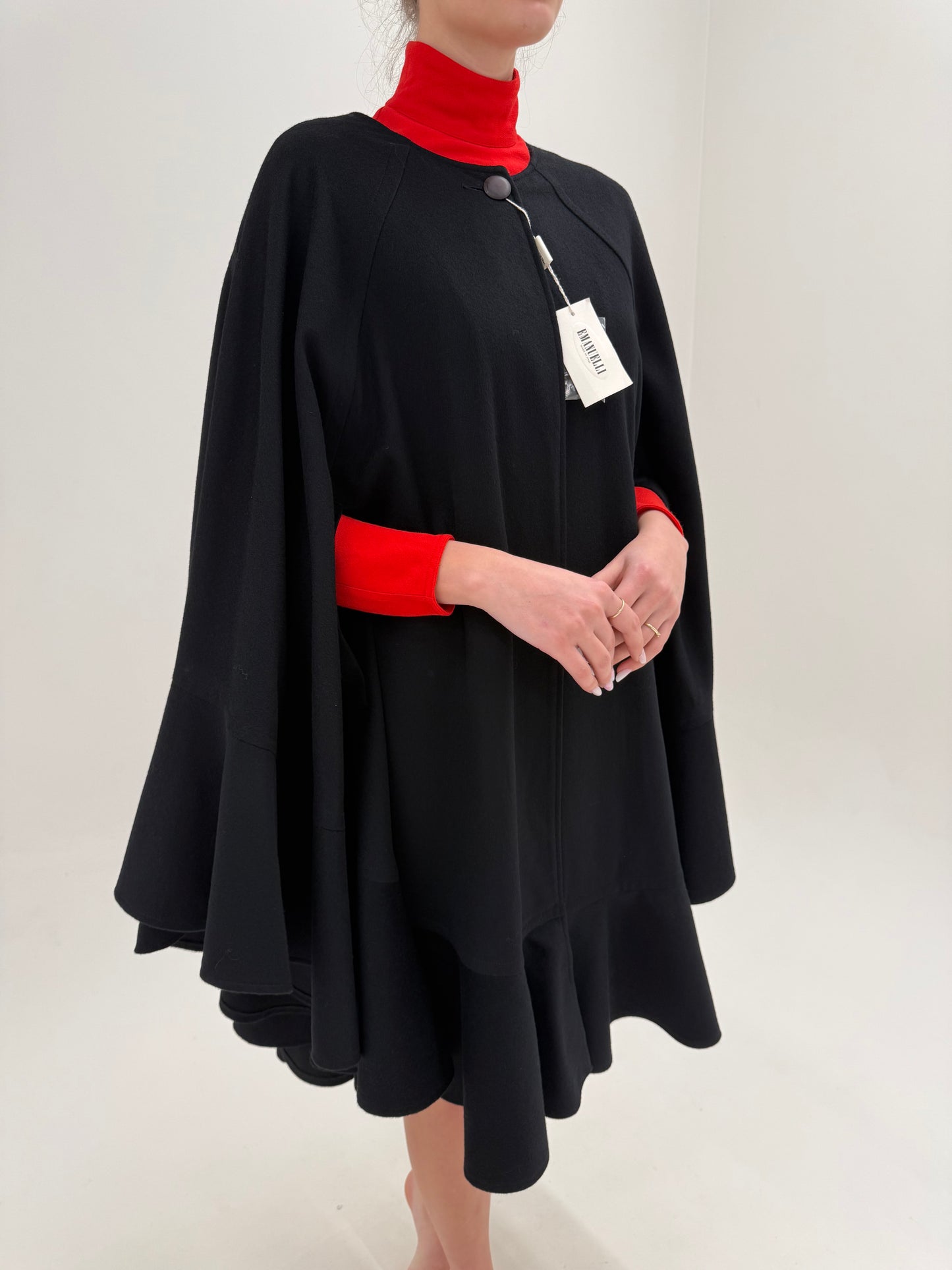 Capa nouă neagră italiană din lanita extrafina de la zi la seară