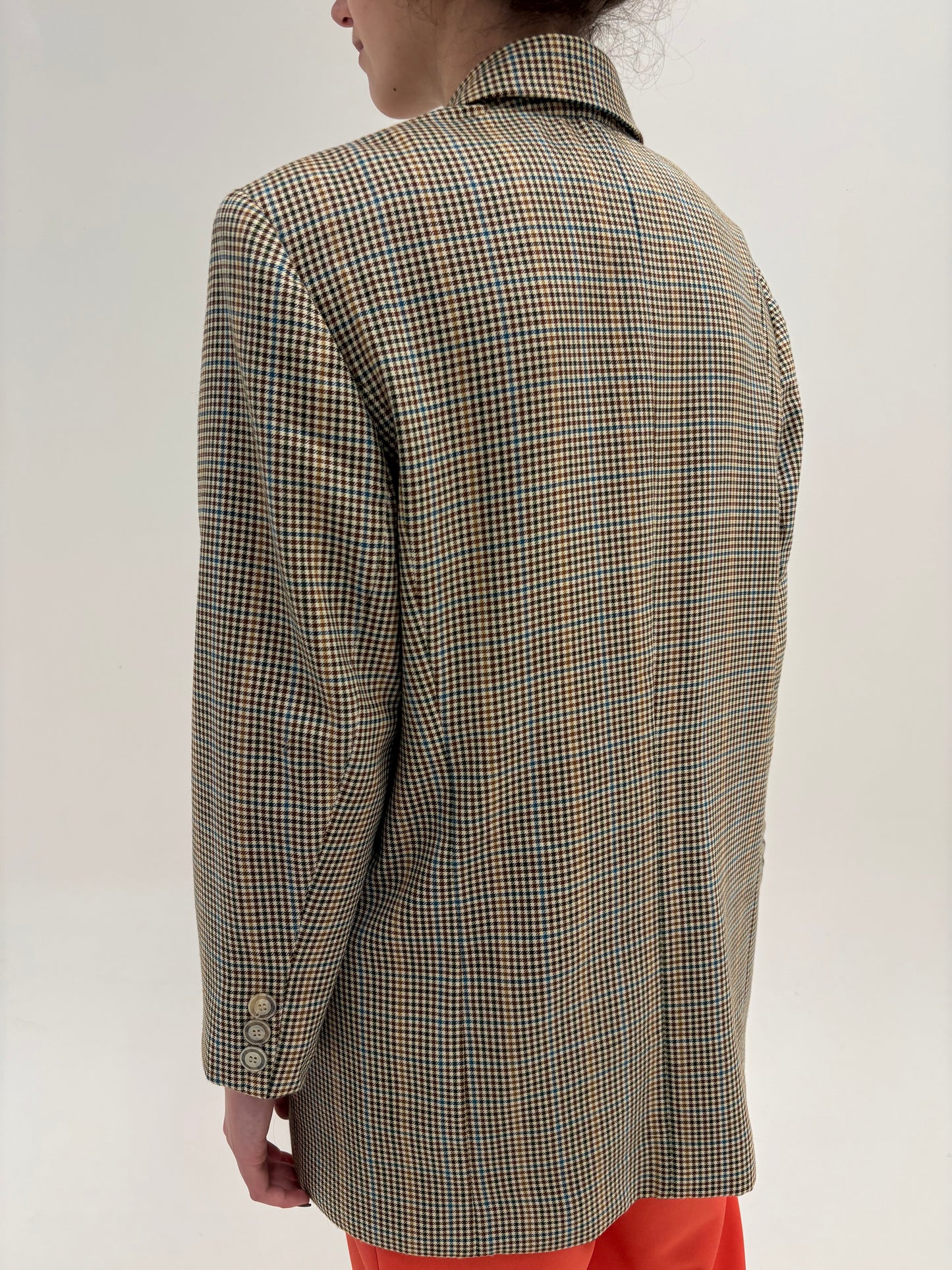 Sacou italian petite în carouri și croi lung cu închidere dublă