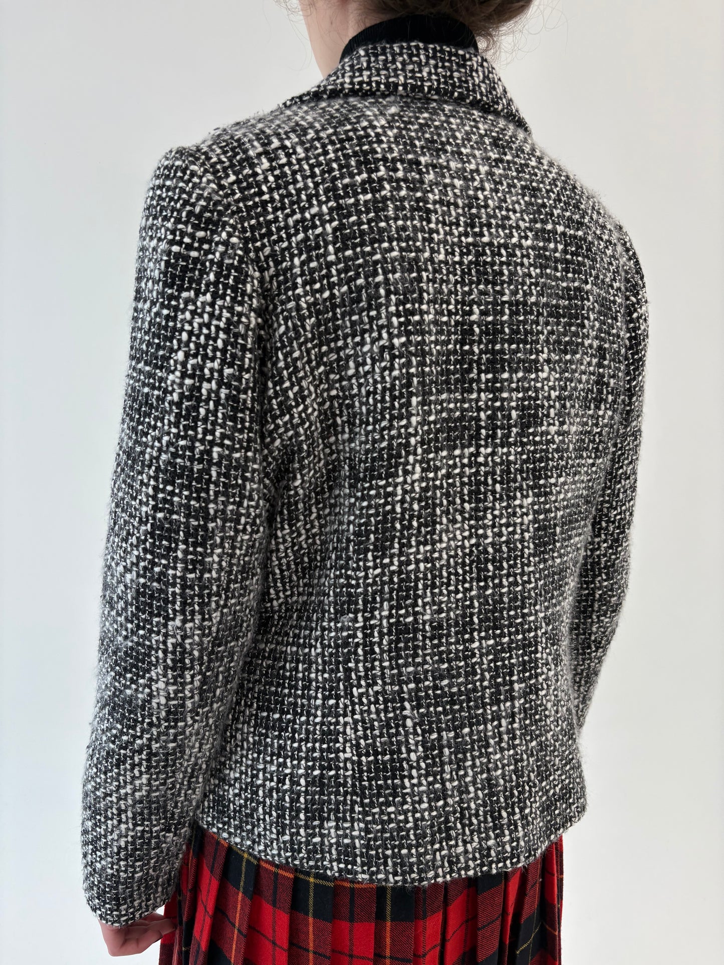 Sacou cambrat din tweed în stil Chanel cu închidere tip smoking