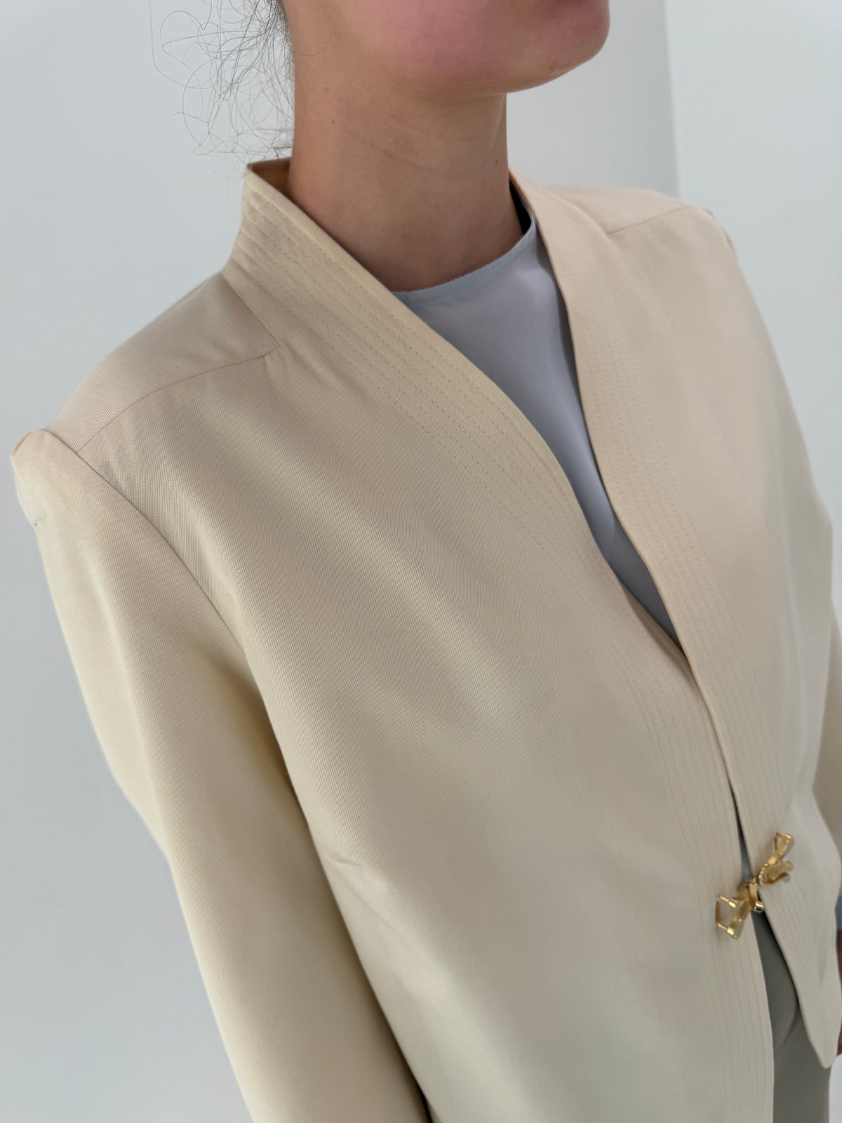 Jacheta vintage din lana extrafina butter white cu închidere bijuterie metalică